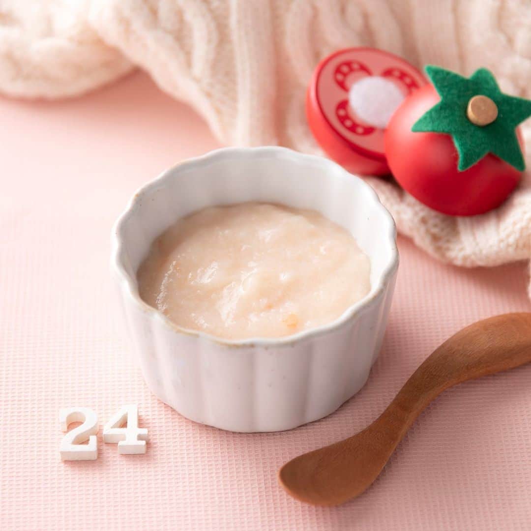 Pasco/敷島製パン株式会社のインスタグラム：「トロトロの#トマトパンがゆ でにっこり笑顔😊 　 乳歯が生える時期は赤ちゃんが離乳食をはじめるタイミングの目安の1つ💡 Pascoは毎月24日を乳(2)歯(4)の語呂合わせから #離乳食の日 とし、赤ちゃんの成長に合わせた様々なパンの離乳食レシピをご紹介しています👶🏻 　 今回は#離乳初期 (5〜6ヶ月ごろ)におすすめの#トマトのパンがゆ をご紹介🍽 　 「食べる」練習をスタートしたばかりのこの頃の赤ちゃんに、いろいろな味を伝えたいですよね😋トマトはおうちにもよくあり、調理も手軽な、離乳食にしやすいお野菜🍅  小麦本来の自然でほのかな甘みや味わいがある#超熟 とトマトは相性もバッチリ✨  色んな食材と出会い、食べる楽しさを学んでいってほしいですね😋 　 Pascoはこれからも頑張るパパママを応援していきます！ 　 Pascoのホームページでは、#トマトパンがゆ のレシピ詳細や月齢に合わせたアレンジやパンで作る赤ちゃんケーキなどもご紹介中⭐ プロフィール(@pasco.jp)のURLからぜひホームページへも遊びに来てくださいね♪  #Pasco #パスコ #超熟 #国産小麦 #超熟いいね #超熟のある暮らし #離乳食 #離乳の日 #24日 #乳歯 #離乳初期 #離乳食初期 #ゴックン期 #赤ちゃん #トマトパンがゆ #トマト #パンがゆ #食べる練習」