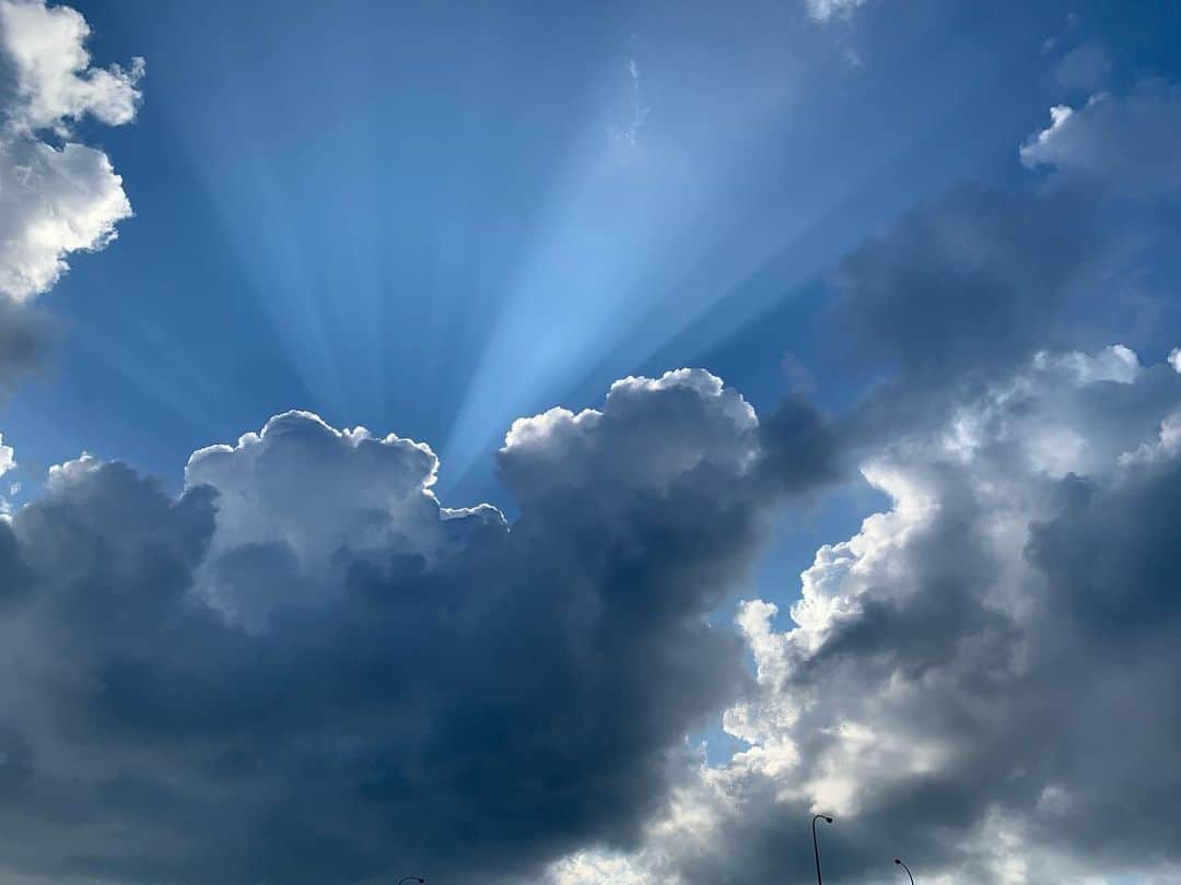 LuCyCoさんのインスタグラム写真 - (LuCyCoInstagram)「雲があるから空は深みを増すし、何色にもなれる。  雲様々だね〜  🙏🏻💕 #空が好き #空を見るのが好き  #夕焼け #朝焼け #雲が好き  #雲に乗りたい #空好き」11月24日 12時04分 - lucyco_blue