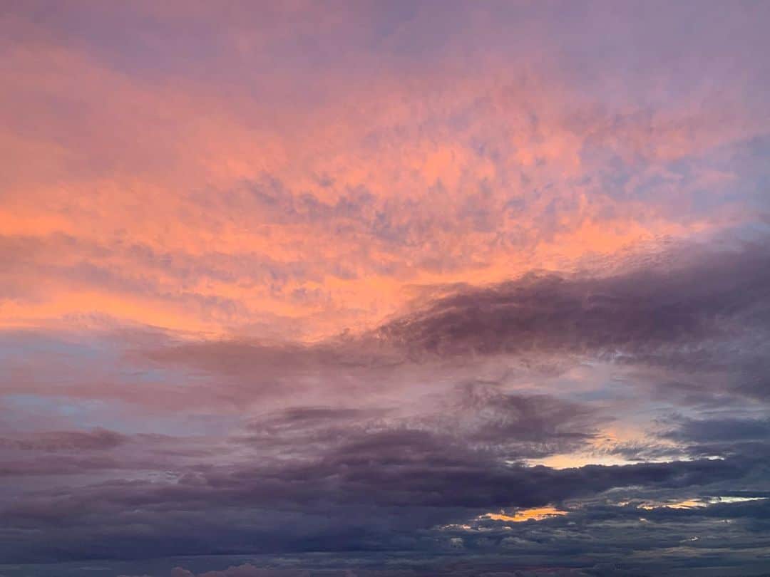 LuCyCoさんのインスタグラム写真 - (LuCyCoInstagram)「雲があるから空は深みを増すし、何色にもなれる。  雲様々だね〜  🙏🏻💕 #空が好き #空を見るのが好き  #夕焼け #朝焼け #雲が好き  #雲に乗りたい #空好き」11月24日 12時04分 - lucyco_blue