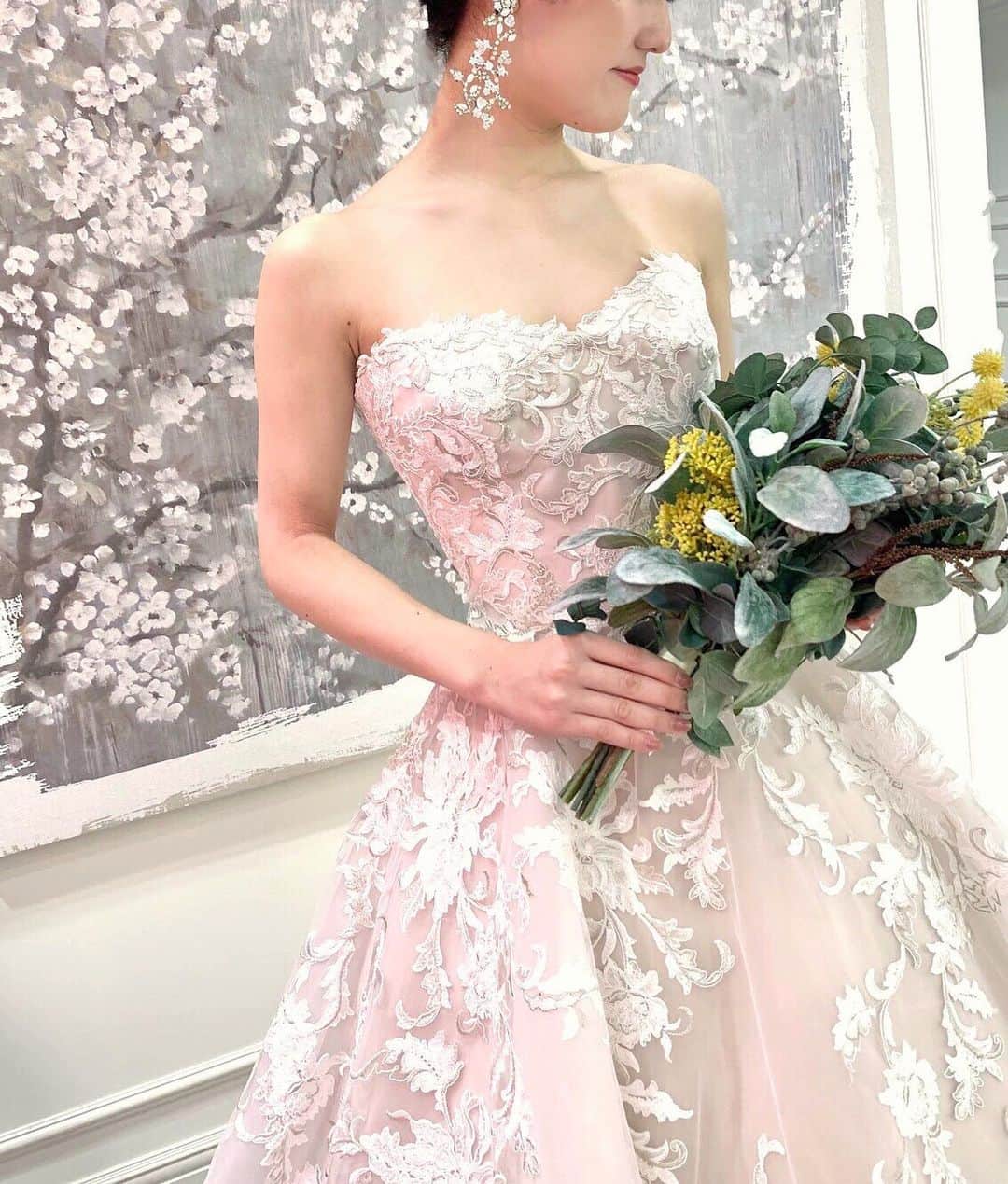 Dresses (ドレッシーズ)さんのインスタグラム写真 - (Dresses (ドレッシーズ)Instagram)「#ジェミーマアルーフ で叶えるエレガントでゴージャスなウェディング✨⠀⠀  コーディネートのポイントや詳細は @dresses_weddingdress ホーム画面URLへ。⠀⠀   -------------------------  ウェディングドレス:03-20442 イヤリング:07-8858 ドレスブランド: @gemymaalouf ⠀⠀⠀ こちらのドレスは⠀@fiorebianca_wedding のドレスです。⠀ ⠀⠀  その他の @gemymaalouf のドレスは⠀⠀⠀ #gemymaalouf_dresses よりご覧いただけます。⠀⠀⠀  ドレスのお問い合わせは@dresses_weddingdress にDM💌 Dresses割引ございます。 ※諸条件あります お気軽にお問い合わせくださいませ。 ------------------------- ドレスは絶対に後悔したくない方の為の結婚式場紹介サービス始めました！  #ドレス選びから始める結婚式場探し @dresses_weddingdress のInstagramに掲載している #antonioriva や #mirazwillinger など、インポートウェディングドレスがお得になります✨ おしゃれな花嫁様のための式場紹介サービスです♡  紹介会場一覧▶@dresses_weddingdress Top のURLより Instagram▶ @dresses_concierge  ドレスを後悔したくない方、好きなドレスをお得に着たい方、DM にてお気軽にお問い合わせください♡ *⠀⠀  #ドレッシーズ#フィオーレビアンカ#運命のドレス#みんなのウェディング#ワーキング花嫁#フェミニンドレス #レースドレス#Aラインドレス#ゲストハウスドレス#ガーデンウェディング  #インポートドレス   #総レースドレス  #ロングトレーン#バージンロード #2021春婚#2021婚#2021冬婚#結婚準備 #結婚準備期間#ブライダルフェア #ドレス選びから始める結婚式 #式場探し#結婚式場探し#ドレス選びから始める結婚式場探し」11月24日 11時58分 - dresses_weddings