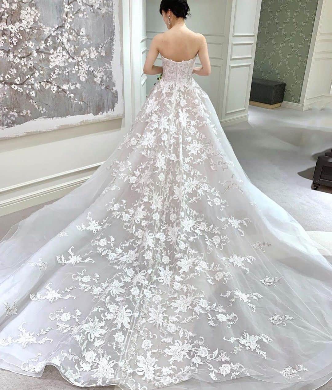 Dresses (ドレッシーズ)さんのインスタグラム写真 - (Dresses (ドレッシーズ)Instagram)「#ジェミーマアルーフ で叶えるエレガントでゴージャスなウェディング✨⠀⠀  コーディネートのポイントや詳細は @dresses_weddingdress ホーム画面URLへ。⠀⠀   -------------------------  ウェディングドレス:03-20442 イヤリング:07-8858 ドレスブランド: @gemymaalouf ⠀⠀⠀ こちらのドレスは⠀@fiorebianca_wedding のドレスです。⠀ ⠀⠀  その他の @gemymaalouf のドレスは⠀⠀⠀ #gemymaalouf_dresses よりご覧いただけます。⠀⠀⠀  ドレスのお問い合わせは@dresses_weddingdress にDM💌 Dresses割引ございます。 ※諸条件あります お気軽にお問い合わせくださいませ。 ------------------------- ドレスは絶対に後悔したくない方の為の結婚式場紹介サービス始めました！  #ドレス選びから始める結婚式場探し @dresses_weddingdress のInstagramに掲載している #antonioriva や #mirazwillinger など、インポートウェディングドレスがお得になります✨ おしゃれな花嫁様のための式場紹介サービスです♡  紹介会場一覧▶@dresses_weddingdress Top のURLより Instagram▶ @dresses_concierge  ドレスを後悔したくない方、好きなドレスをお得に着たい方、DM にてお気軽にお問い合わせください♡ *⠀⠀  #ドレッシーズ#フィオーレビアンカ#運命のドレス#みんなのウェディング#ワーキング花嫁#フェミニンドレス #レースドレス#Aラインドレス#ゲストハウスドレス#ガーデンウェディング  #インポートドレス   #総レースドレス  #ロングトレーン#バージンロード #2021春婚#2021婚#2021冬婚#結婚準備 #結婚準備期間#ブライダルフェア #ドレス選びから始める結婚式 #式場探し#結婚式場探し#ドレス選びから始める結婚式場探し」11月24日 11時58分 - dresses_weddings