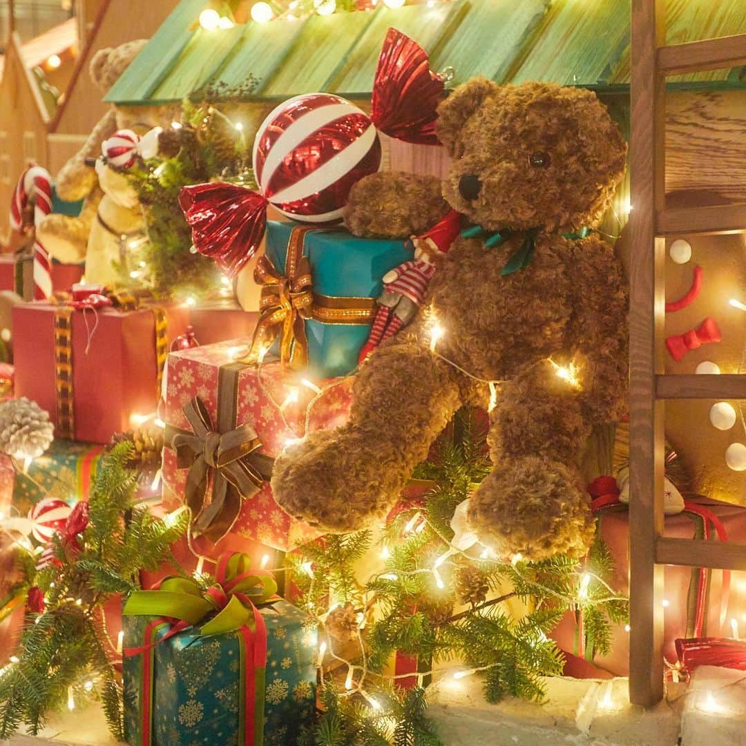 二子玉川ライズさんのインスタグラム写真 - (二子玉川ライズInstagram)「﻿ ﻿ 今年も楽しみにしていた二子玉川ライズのクリスマスツリー。﻿ ﻿ クリスマスツリーの周りに、可愛いお家とプレゼントたちがいっぱい。﻿ ﻿ "ガレリアという大きな屋根に覆われた空間を一つの家として、これまで集っていた人が皆ライズの家族。"﻿ そんな思いがこもったデザインに、心が自然とあたたまる。﻿ ﻿ いつもよりも特別な想いで、家族との時間を過ごすことになるクリスマス。﻿ ﻿ 今はまだ難しいことがたくさんあっても、前向きな気持ちを忘れずに、思い出に残るものにしたい。﻿ ﻿ 音、映像、光、大きな大きなクリスマスツリーに元気をもらって、皆と心を一つに。﻿ ﻿ ﻿ ＝＝＝＝＝＝＝＝＝＝＝＝＝＝＝＝＝＝＝＝＝＝﻿ 【Winter Rise 2020】THE HOLY FAMILY（クリスマスツリー）﻿ 　﻿ ■クリスマスツリー点灯期間（ガレリア）﻿ 　11月14日（土）～12月25日(金) 16:00～24:00﻿ ﻿ ■ウィンターイルミネーション点灯期間（二子玉川ライズ全体）﻿ 　11月14日（土）～ 2021年3月3日（水） 16:00～24:00﻿ ＝＝＝＝＝＝＝＝＝＝＝＝＝＝＝＝＝＝＝＝＝＝﻿ ﻿ ﻿ ﻿ ﻿ ーーーーーーーーーーーーーーーーーーーーーー﻿ 二子玉川ライズ・ショッピングセンター﻿ ﻿ 【短縮営業中】﻿ ﻿ ・ショップ＆サービス﻿ １０：００～２０：００﻿ ﻿ ・レストラン＆カフェ　﻿ １１：００～２１：００﻿ ﻿ ・東急フードショー　﻿ １０：００～２０：００﻿ ﻿ ・東急ストア﻿ １０：００～２4：００﻿ ﻿ ▼その他詳しい営業時間はプロフィールよりHPをご覧くださいませ。﻿ @rise_shopping_center﻿ ーーーーーーーーーーーーーーーーーーーーーー﻿ ﻿ ﻿ #二子玉川ライズ#二子玉川#にこたま#二子玉#futakotamagawa﻿ #クリスマスツリー#クリスマス#クリスマスツリー🎄#クリスマスイルミネーション#イルミネーション#日々のこと#毎日投稿#お散歩コース#散歩コース#お写んぽ#散歩日和 #緑のある暮らし #自然と遊ぶ #好きな景色 #家族の時間 #日常の風景#家族との時間#子どもとお出かけ #子どものいる生活 #marrychristmas #xmas#おうちクリスマス﻿ ﻿ ﻿」11月24日 11時58分 - rise_shopping_center