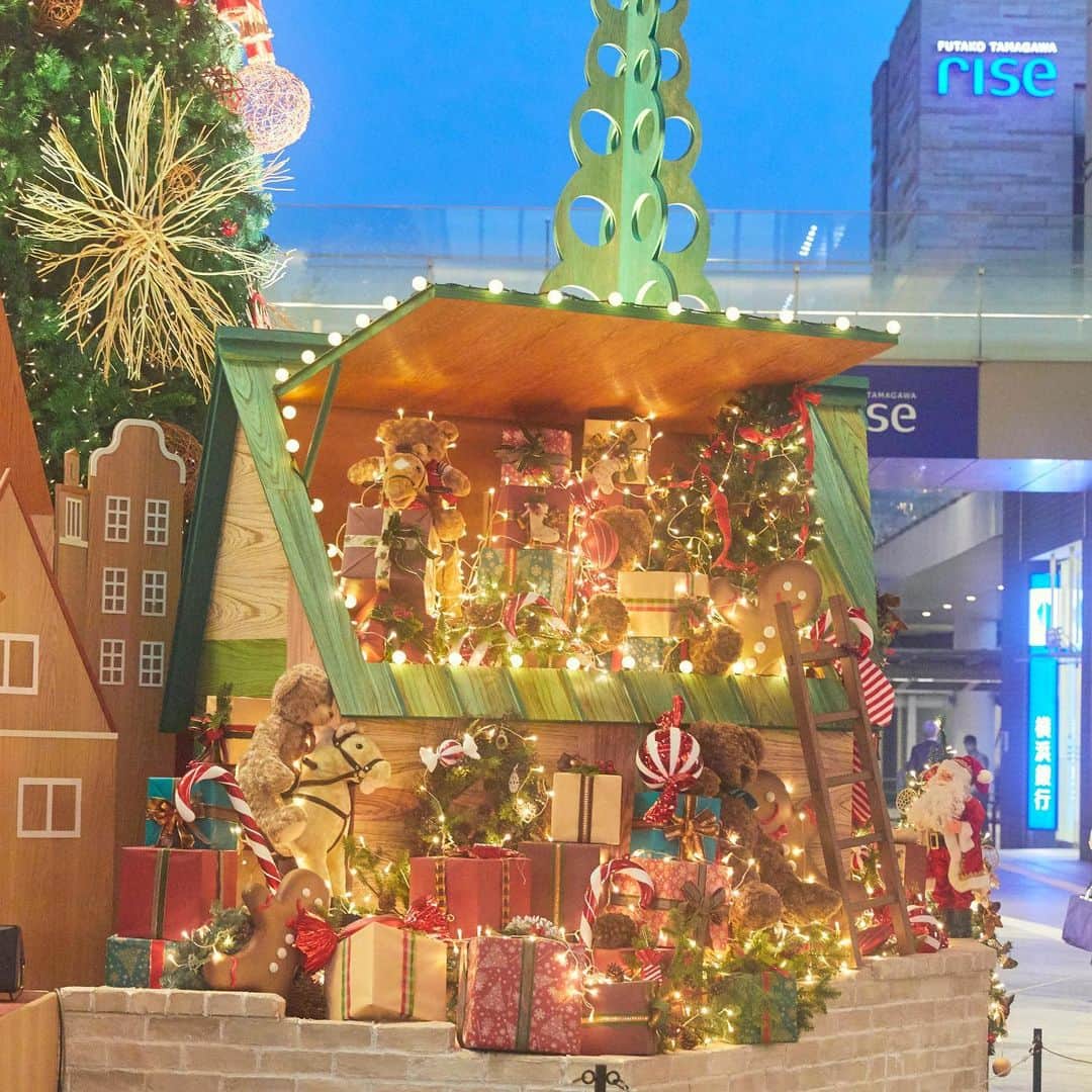 二子玉川ライズさんのインスタグラム写真 - (二子玉川ライズInstagram)「﻿ ﻿ 今年も楽しみにしていた二子玉川ライズのクリスマスツリー。﻿ ﻿ クリスマスツリーの周りに、可愛いお家とプレゼントたちがいっぱい。﻿ ﻿ "ガレリアという大きな屋根に覆われた空間を一つの家として、これまで集っていた人が皆ライズの家族。"﻿ そんな思いがこもったデザインに、心が自然とあたたまる。﻿ ﻿ いつもよりも特別な想いで、家族との時間を過ごすことになるクリスマス。﻿ ﻿ 今はまだ難しいことがたくさんあっても、前向きな気持ちを忘れずに、思い出に残るものにしたい。﻿ ﻿ 音、映像、光、大きな大きなクリスマスツリーに元気をもらって、皆と心を一つに。﻿ ﻿ ﻿ ＝＝＝＝＝＝＝＝＝＝＝＝＝＝＝＝＝＝＝＝＝＝﻿ 【Winter Rise 2020】THE HOLY FAMILY（クリスマスツリー）﻿ 　﻿ ■クリスマスツリー点灯期間（ガレリア）﻿ 　11月14日（土）～12月25日(金) 16:00～24:00﻿ ﻿ ■ウィンターイルミネーション点灯期間（二子玉川ライズ全体）﻿ 　11月14日（土）～ 2021年3月3日（水） 16:00～24:00﻿ ＝＝＝＝＝＝＝＝＝＝＝＝＝＝＝＝＝＝＝＝＝＝﻿ ﻿ ﻿ ﻿ ﻿ ーーーーーーーーーーーーーーーーーーーーーー﻿ 二子玉川ライズ・ショッピングセンター﻿ ﻿ 【短縮営業中】﻿ ﻿ ・ショップ＆サービス﻿ １０：００～２０：００﻿ ﻿ ・レストラン＆カフェ　﻿ １１：００～２１：００﻿ ﻿ ・東急フードショー　﻿ １０：００～２０：００﻿ ﻿ ・東急ストア﻿ １０：００～２4：００﻿ ﻿ ▼その他詳しい営業時間はプロフィールよりHPをご覧くださいませ。﻿ @rise_shopping_center﻿ ーーーーーーーーーーーーーーーーーーーーーー﻿ ﻿ ﻿ #二子玉川ライズ#二子玉川#にこたま#二子玉#futakotamagawa﻿ #クリスマスツリー#クリスマス#クリスマスツリー🎄#クリスマスイルミネーション#イルミネーション#日々のこと#毎日投稿#お散歩コース#散歩コース#お写んぽ#散歩日和 #緑のある暮らし #自然と遊ぶ #好きな景色 #家族の時間 #日常の風景#家族との時間#子どもとお出かけ #子どものいる生活 #marrychristmas #xmas#おうちクリスマス﻿ ﻿ ﻿」11月24日 11時58分 - rise_shopping_center