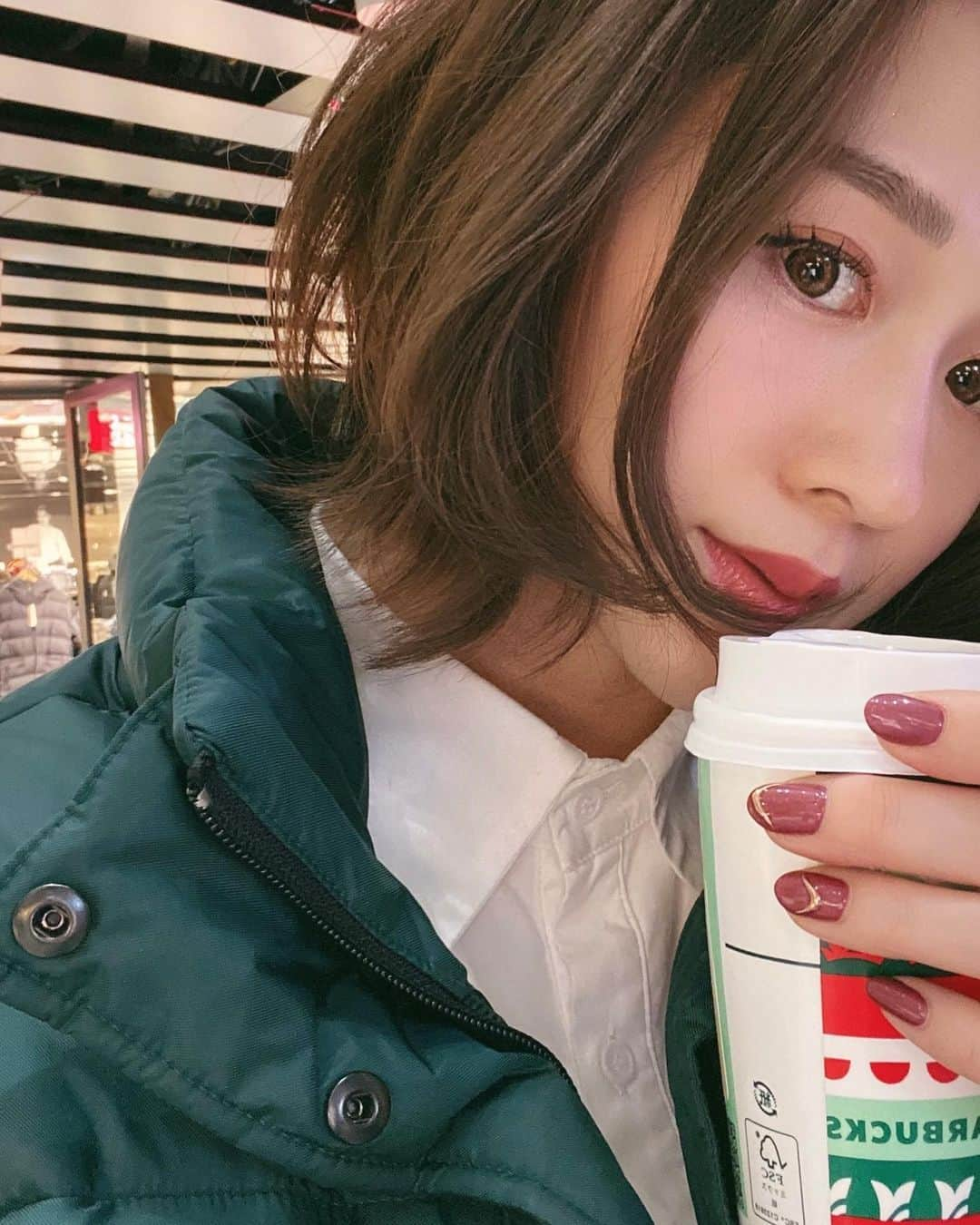 shihoさんのインスタグラム写真 - (shihoInstagram)「肌寒い中で飲むHOTがすきね♡ あ、髪の毛切りました🥰 . . . . . 最近は特に寝不足続き🥱なので お肌のメンテナンスしっかりいきます！ @dr.y.yumi 先生 よろしくお願いします🌈 . . . . . #newhair#ボブ#ショートボブ #ロングになる宣言したのに意志弱め #エスビューティークリニック」11月24日 11時59分 - shipogram