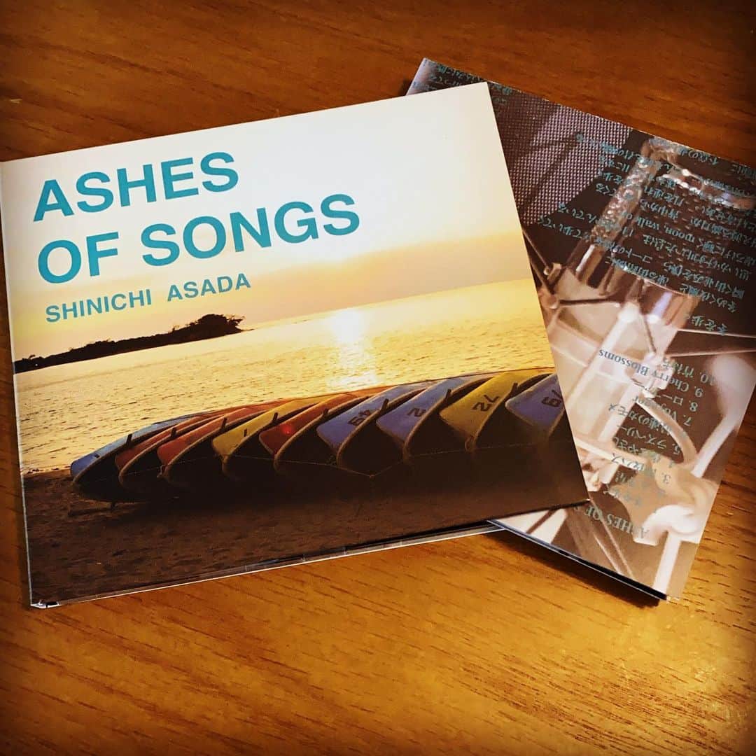 浅田信一のインスタグラム：「「Ashes of Songs」CD💿  CDの完成品が上がってきたよ。 今回はデジパック仕様にしました。やさしい質感いいね👍👍👍  12月24日リリースです。 通販予約はオフィシャルサイトから。  www.asashin.net  #ashesofsongs」