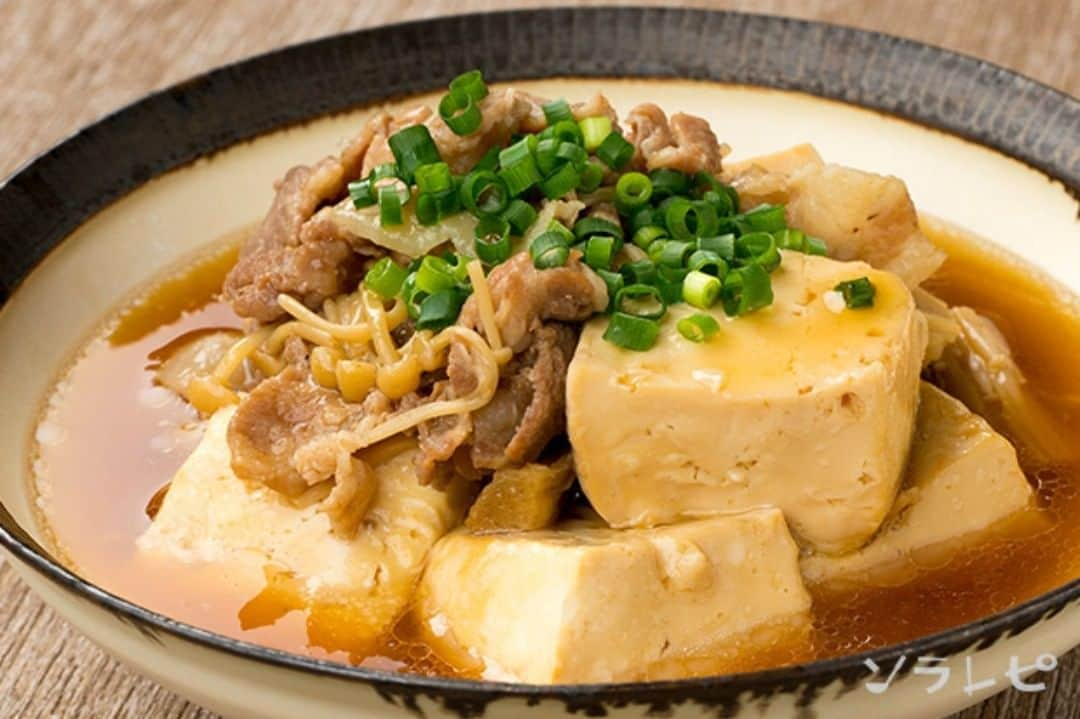 ソラレピさんのインスタグラム写真 - (ソラレピInstagram)「肉豆腐 Simmered Meat and Tofu . カルシウムが豊富な豆腐がたっぷり入った一品です✨ お肉の旨みが豆腐に染みて、ご飯が進むおかずになります💡✨ . 【材料】<2人分> 豚肩ロース・・・120g 油・・・適量 カツオ出汁・・・300g 砂糖・・・18g みりん・・・18g 酒・・・15g 醤油・・・24g 豆腐・・・300g 葉ネギ・・・3g . レシピの詳細はソラレピアプリでチェック @solarepi のリンクからDLできます ソラレピ献立の写真投稿も #ソラレピ でお待ちしてます♪ . #solarepi #food #recipe #レシピ #cooking #料理 #instafood #簡単料理 #簡単レシピ #献立 #menu #japanesehomecooking #japanesefood #yummy #foodporn #foodstagram #homecooking #deristagrammer #クッキングラム #おうちごはん #肉 #豆腐 #tofu」11月24日 12時00分 - solarepi