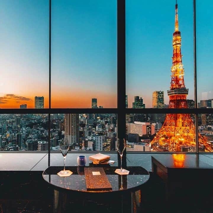 オズモール編集部さんのインスタグラム写真 - (オズモール編集部Instagram)「＼東京タワー夜景に感動☄憧れホテルステイ／ いつもと違う雰囲気になりそうな今年のホリデーシーズン⛄ 近場のお出かけがぐっと楽しくなるアイデアをお届け☄  今回はInstagramで見つけた、@yuka_hotelstay さんの素敵な投稿をご紹介します🌌 おこもり感たっぷりの、憧れホテルでのステイ。  ・・・・・・・・・・・・・・・・・・・・・・・・・・・・・・ 憧れ！！東京タワービューホテル🗼 『ザ・プリンスパークタワー東京』 .  チェックインしてからディナー前にこちら💓 ✨スカイラウンジ ステラガーデン✨ . 幻想的な夕暮れから東京の夜景へと移り変わるとってもロマンチックな時間帯にシャンパンを飲みに🥂 . お部屋からも十分東京タワーを堪能できますが、最上階のこちらのバーで見るとまた違った雰囲気で楽しむ事が出来ました😊✨ ・・・・・・・・・・・・・・・・・・・・・・・・・・・・・・  なかなか気軽に出かけられないからこそ、近場で非日常の体験をするのも素敵かも！ みなさんもぜひ参考にしてみては？  オズモールでは、みなさまの素敵な投稿をお待ちしています✨ @ozmall_editers をフォローの上、@ozmallok をつけて投稿してください😊  @princeparktowertokyo #オズモール #ozmall #ホテルステイ #gotoキャンペーン #gotoトラベルキャンペーン #gototravel #theprinceparktowertokyo #tokyo #tokyotower #hotelstay #hotel #ザプリンスパークタワー東京 #スカイラウンジ #ステラガーデン #ザプリンス #プリンスパークタワー東京 #東京タワー #東京タワー夜景 #TokyoTower #princeparktower #princehotels #tokyo #japan」11月24日 12時00分 - ozmall_editors