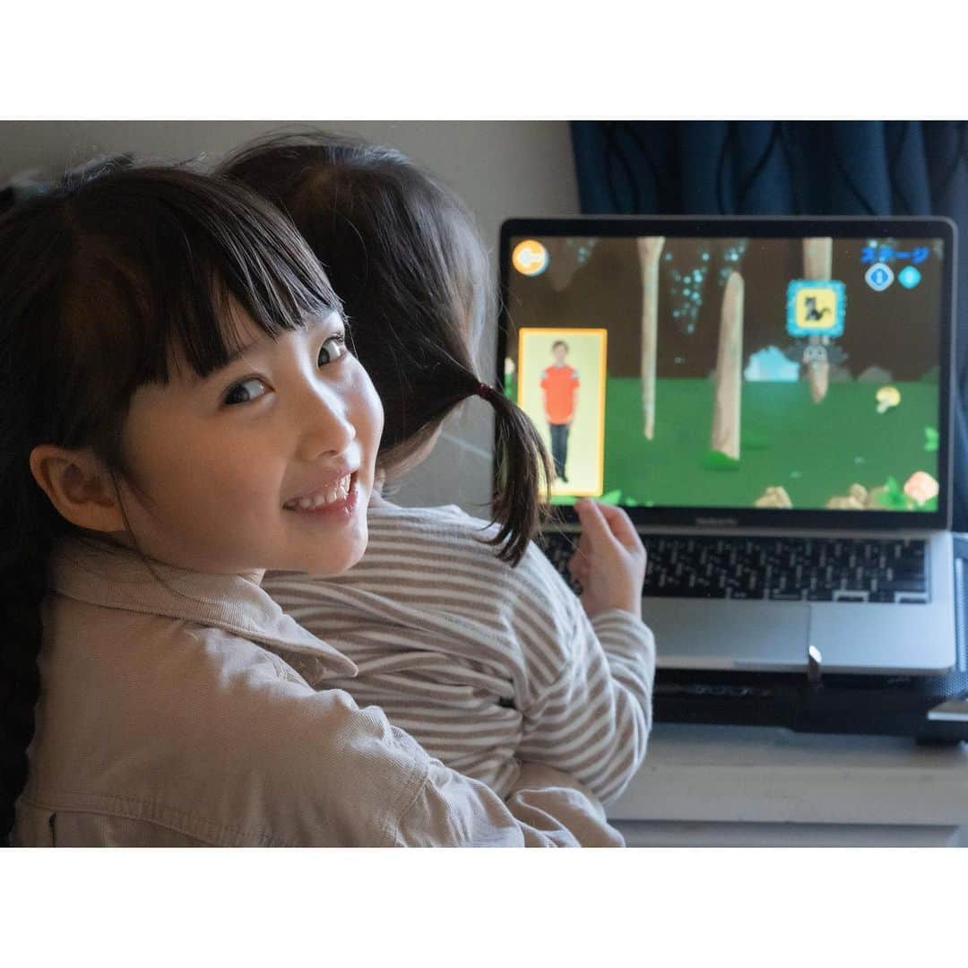 Kyooonのインスタグラム：「自粛中にも大活躍だった 📚子供向けのオンライン英語アプリ　 　楽天ABCマウス(Rakuten ABCmouse)🐭  @abcmousejapan こうしてしっかりと🖥に向かう姿勢になると けっこう集中してやってる😳📚✨ 楽しんでるときの集中力ってすごいよね👏  箱の中身を英語で数えて数字を選択するゲームや 指示通りに色をつけるゲームなど、知育アプリと同じような感覚で遊びながら英語を楽しめるし、 ゲーム、デジタルえほん、音楽などバラエティ豊かな5000以上の英語学習アクティビティーを通して2000位上の英単語をフレーズとともに学ぶことができます✍️  11/4〜1/8まで 1ヶ月プラン1,480円・1年プラン9,800円の お得な価格で始められるので是非チェックしてみてください🙈 #楽天ABCマウス#おうち英語#PR」