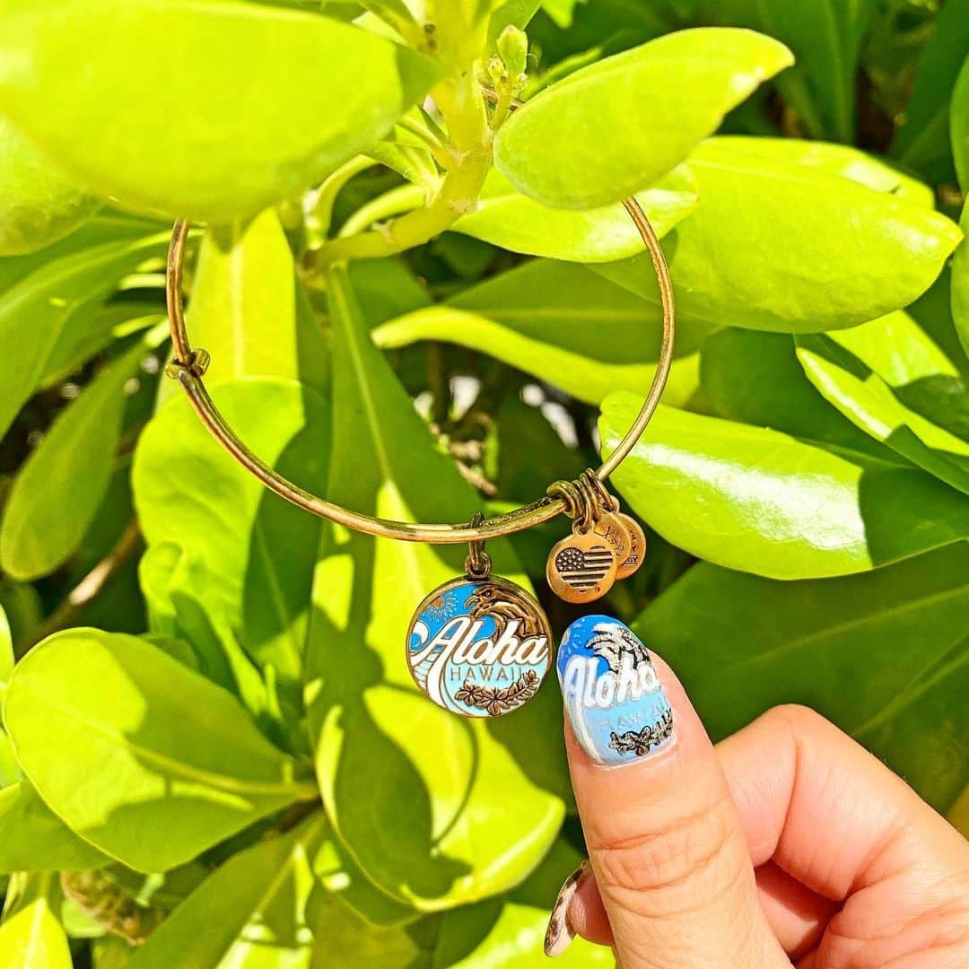 shihoのインスタグラム：「💙💎💙💎💙 ・ お気に入りねいる♡ 最近は事前にHawaiiネイルが出来なくて 空港でやってもらう事が多いんだけど、 顔も覚えててくれて 細かいアートも忠実に再現してくれて かわいく仕上げてくれる🥰💙 ・ お気に入りのHawaiiネイルにしてもらって そして笑顔で送り出してくれて とっってもうれしくて 毎回るんるんで飛行機に乗るんだ♡ ・ #hawaii#islandofoahu#oahu#ハワイ#trip #オアフ島#travel#loco_hawaii#travel_jp #funtorip#タビジョ#旅MUSE#genic_travel #genic_mag#たびねす#旅行#genic_hawaii #nail#waikikibeach#beach#ネイル#oahuhawaii #tabijyomap_hawaii#lealeahawaii#2020 #shiho_nails」