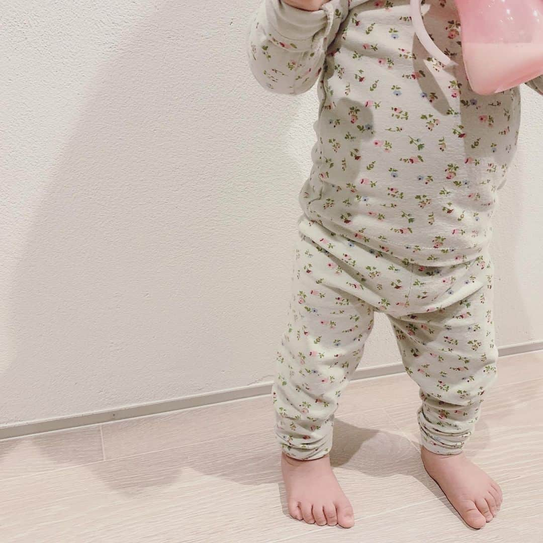 chika__23さんのインスタグラム写真 - (chika__23Instagram)「＊ Rinoちゃんのパジャマ姿が大好き🥺🎀 女の子小さくて可愛いなぁ😍❤️ 女の子パジャマやお洋服どこが可愛いですか🤔👗？ 私はミキハウスやヒステリックミニ(笑)着てました🤫 ＊ #一歳#1歳#1歳女の子#女の子ベビー#女の子ベビーコーデ#ベビーパジャマ#キッズパジャマ#韓国子供服#rinoちゃんコーデ」11月24日 12時02分 - chika__025