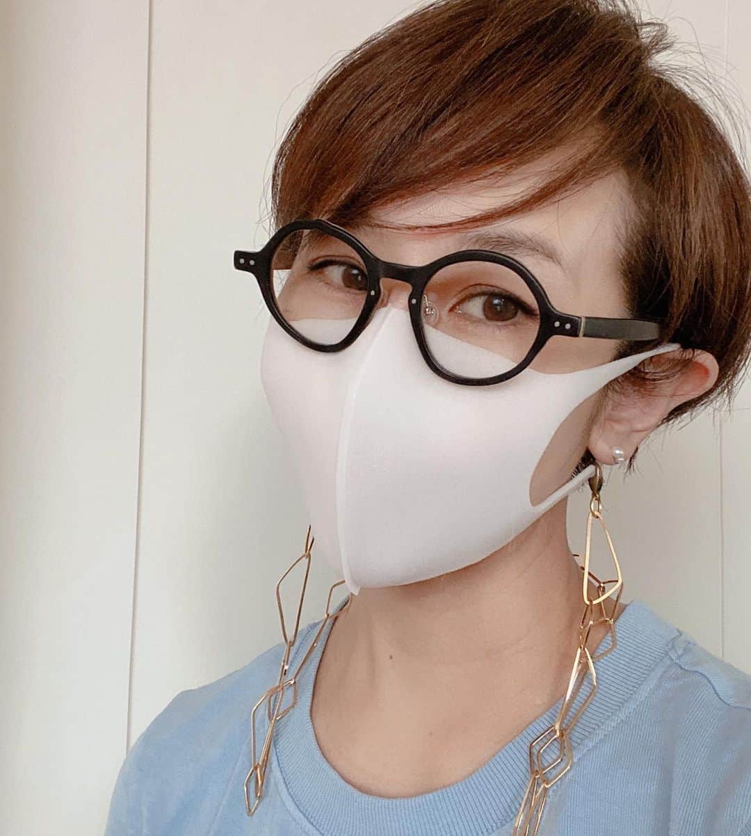 金子エミさんのインスタグラム写真 - (金子エミInstagram)「マスクにも眼鏡にもチェーンジュエリー 👓😷⛓両方に付けられます。  必需品を胸元に下げられるのは とても便利です。  #マスクチェーン #眼鏡チェーン 😷⛓👓  スタイリスト増田さんから @kumiko_masuda  お誕生日プレゼントをいただきました。 いつもありがとう❤️🎁  チョー重宝しています。 ５０歳からの私も、どうぞ宜しくね🙇‍♀️  #眼鏡ジュエリー #マスクジュエリー」11月24日 12時12分 - emikaneko1114