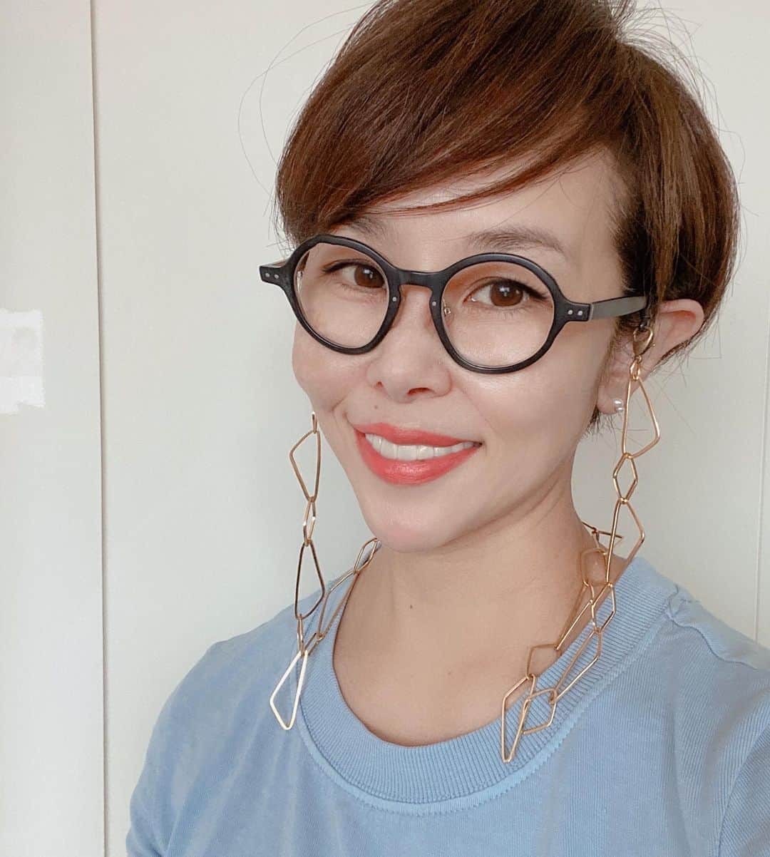 金子エミさんのインスタグラム写真 - (金子エミInstagram)「マスクにも眼鏡にもチェーンジュエリー 👓😷⛓両方に付けられます。  必需品を胸元に下げられるのは とても便利です。  #マスクチェーン #眼鏡チェーン 😷⛓👓  スタイリスト増田さんから @kumiko_masuda  お誕生日プレゼントをいただきました。 いつもありがとう❤️🎁  チョー重宝しています。 ５０歳からの私も、どうぞ宜しくね🙇‍♀️  #眼鏡ジュエリー #マスクジュエリー」11月24日 12時12分 - emikaneko1114