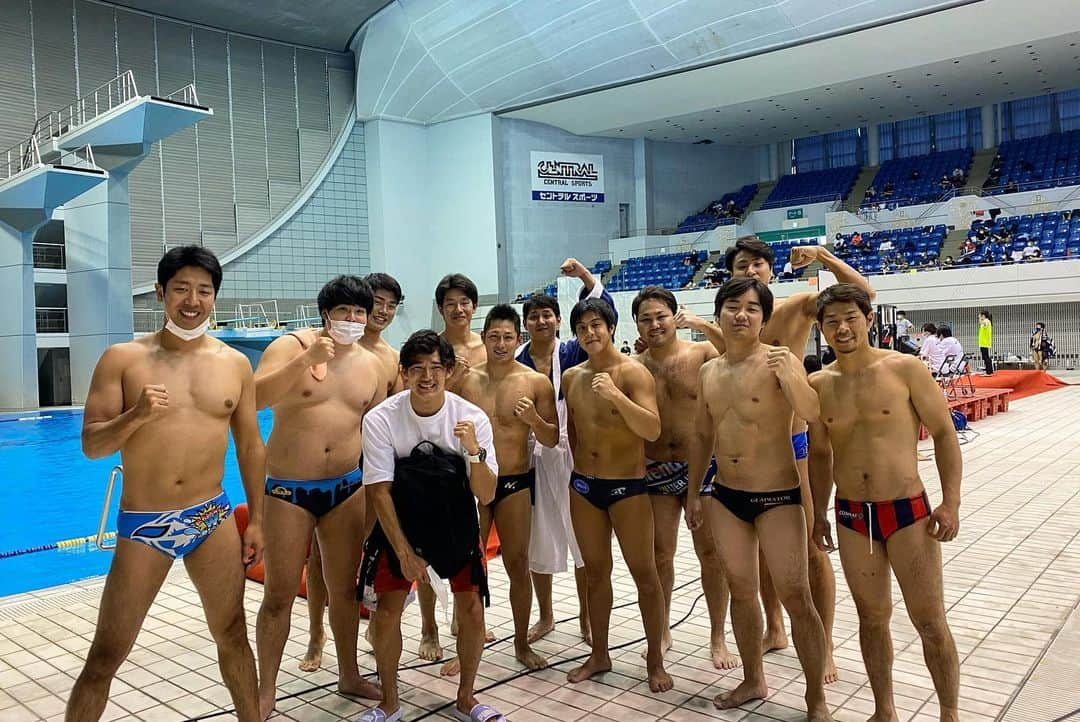 荒井陸さんのインスタグラム写真 - (荒井陸Instagram)「☑︎ サンズイカップ🤽‍♂️ 念願のマスクマンWにお会いできました!!  僕は試合には出ず、ベンチに入るという初めての経験でしたが、元代表選手、元チームメイトが楽しく水球をやっている姿を見て、とても嬉しかったです。いつかは参加したいなぁ。  #水球 #サンズイカップ #謎の覆面水球選手 #マスクマンW #コロナ対策でマスクの上にマスクしてた」11月24日 12時07分 - a2desu