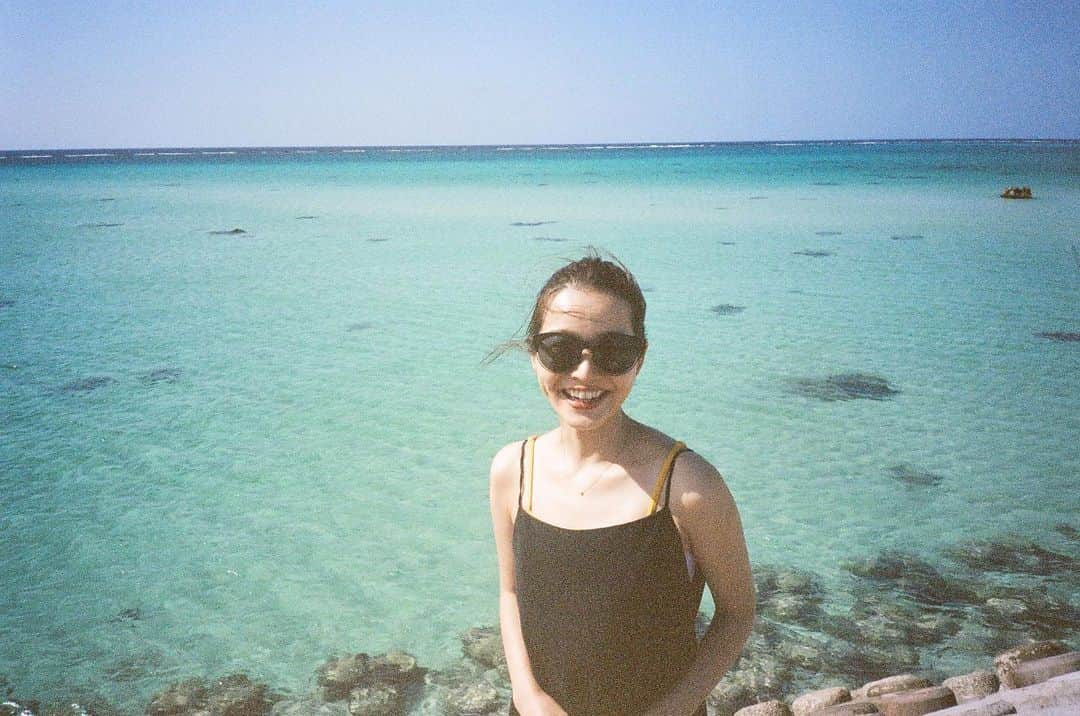 猪鼻ちひろのインスタグラム：「🎞 海が綺麗すぎて何度見ても感動する #ちひろフィルム写真」