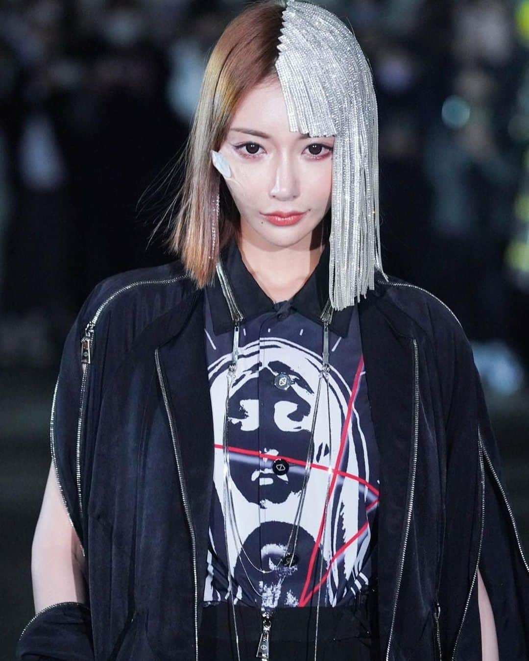 明日花キララのインスタグラム：「ACUOD by CHANUのランウェイに出演させて頂きました。 素敵なお洋服と歩けてとっても幸せです🛼❤︎ 特殊メイクの頬に埋め込まれたストーンもキラキラの髪の毛も全部ぜんぶかっこよ🪨💥🔥 @i_chanu_m_acuod お疲れ様でした。」