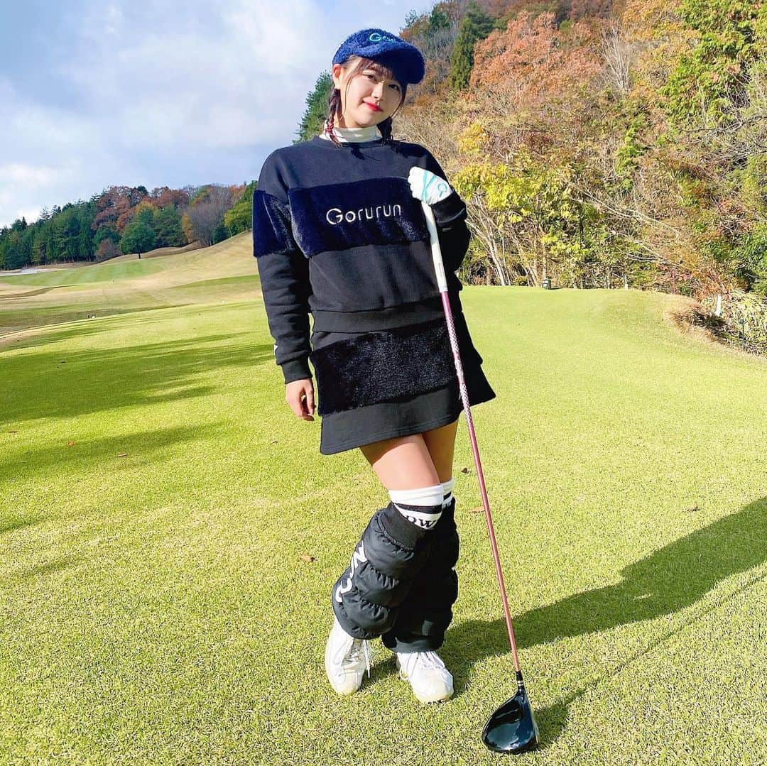 山内鈴蘭さんのインスタグラム写真 - (山内鈴蘭Instagram)「🖤🤍のゴルフコーデです☺️ 最近はゴルフの時、髪にリボン付けてる🎀 ． 日曜ゴルフっしょ！ でも🎀付けてるので見てみてね🥰 ． Gorurun (@gorurun_ )の ファーセットアップに ボアサンバイザーとレッグウォーマー💓 ． めちゃふわふわして可愛かった😚 ． キャディさんからも好評で 嬉しかったなあ☺️💓 ． ． #ゴルフウェア #ゴルフコーデ #Gorurun #ごるらんコーデ #ゴルフ #ゴルフ女子 #ヘアアレンジ #ゴルフ女子コーデ #セットアップ」11月24日 12時10分 - xxsuzuranxx