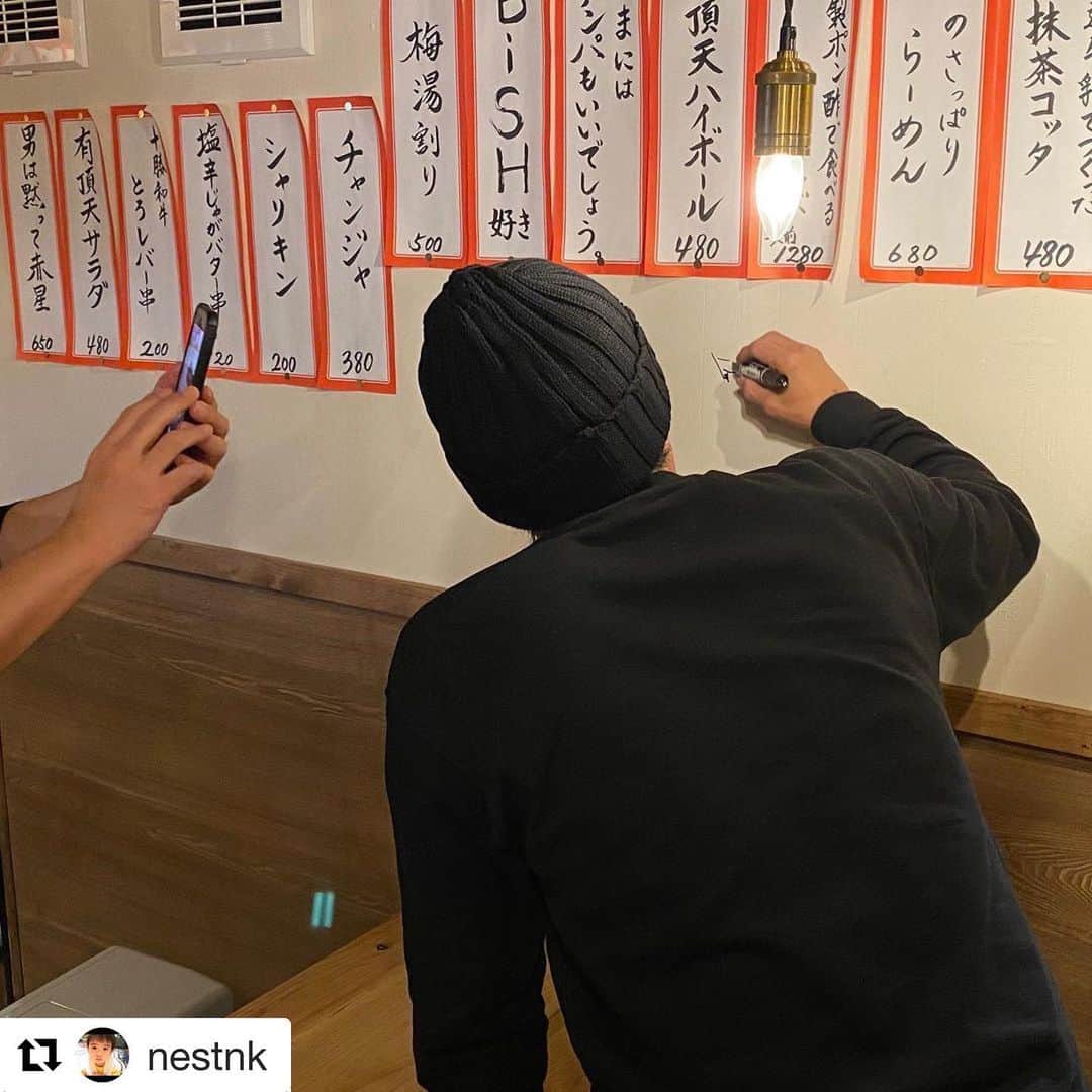 江口寿史のインスタグラム：「札幌の居酒屋 有頂天さんの壁にサインする工程を河北さん( @nestnk )が克明に記録してくれてた笑。 最後の一枚は当店の店主さんと。おいしいお店でした。」
