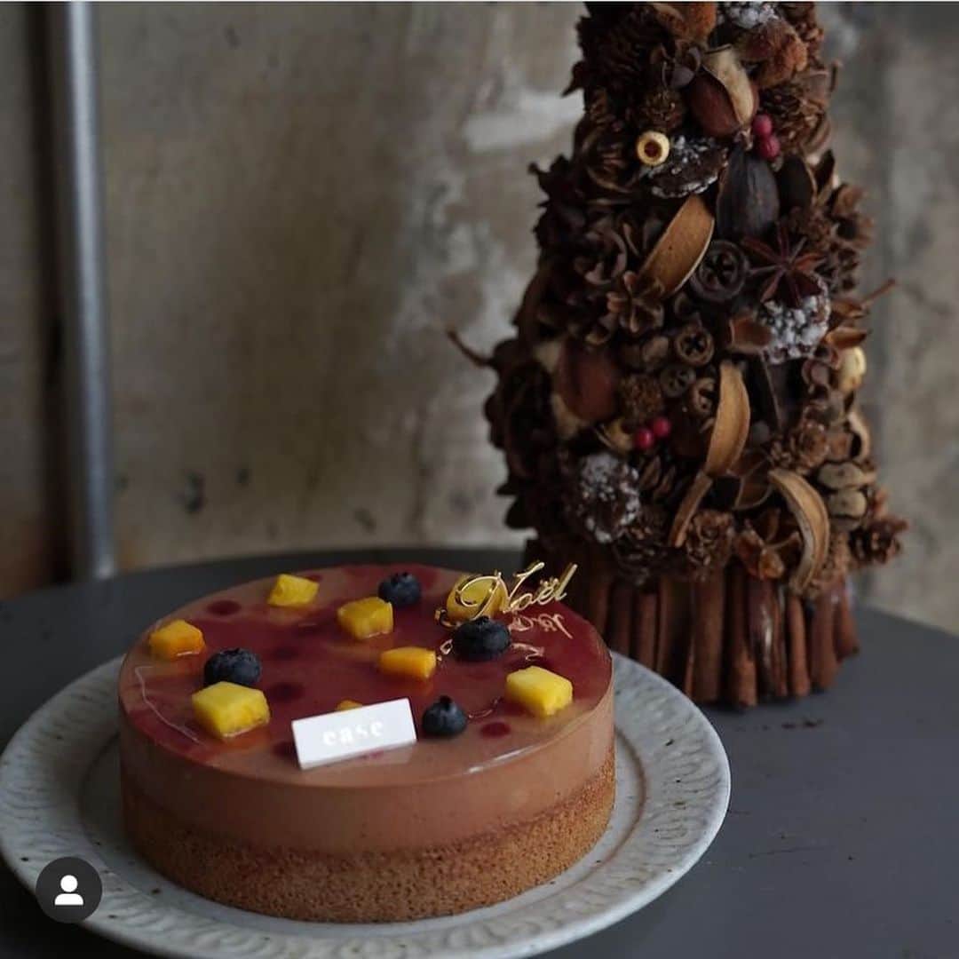 佐藤飛鳥のインスタグラム：「みなさん今年のクリスマスケーキはお決まりですかー？ お家でまったりクリスマスも可愛くて美味しいケーキで気分を上げて😘 パパパティシエのお店 @ease_tokyo のクリスマスケーキは3種類‼︎ どれもおいしそうで迷っちゃう😍 もうご予約受け付け中なので、詳しくは @ease_tokyo のアカウントをご覧くださいね🤤❤️ #クリスマス#クリスマスケーキ#クリスマスケーキ2020#ease#パティスリーイーズ」