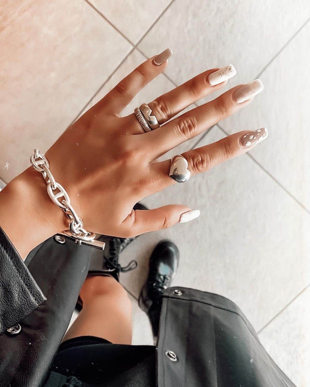✷kana✷さんのインスタグラム写真 - (✷kana✷Instagram)「🤍 . . なんだか指浮腫んでおりますが笑 @leialoha.accessories  @leialoha.accessories_official  新作ぷっくり♡リングがもう 可愛くて可愛くて、、 私の毎日アクセに仲間入りです！！ シルバーってなんでこんなに可愛いんだろ。 自分の手元を見るたびに幸せ♡ . #jewelry #silver」11月24日 12時17分 - xxkana513xx