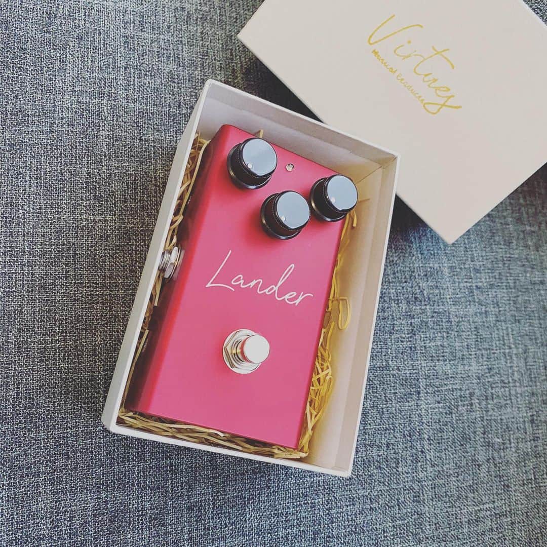 のインスタグラム：「久々のファズ！ 良さそう！ 名古屋のリハで弾いてみる！ #VIRTUES #Lander」