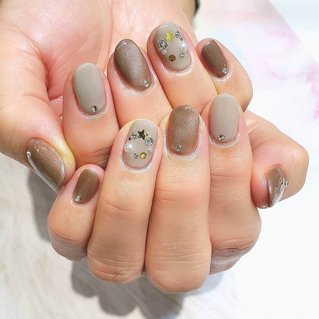 のインスタグラム：「定額デザインA4➕マグネット🧲✨🎄⁣ ✏︎ @nailquick_atrevie_otsuka #ネイルクイックアトレヴィ大塚店⁣ ⁣ 🎄✨マグネットカラーは磁石をあてるとパールが浮き出る不思議で美しい輝きです✨⁣ 担当:Oogiya⁣ ⁣ ⁣ 2020年11月・12月のジェル定額コースA4⁣ ⁣ 🟫ネット予約のメニュー選択⁣ ジェル定額シンプルコース(8000円/1h15m) ⁣ ⁣ ﻿﻿﻿🟦期間⁣ 2020年11月1日～12月31日⁣  ⁣ ⬜️概要⁣ ハンドケア（衛生面に配慮したマシンケア）⁣ ＋ジェル限定デザイン⁣ ⁣ 🟧オプション⁣ ウォーターケア ＋1,000円⁣ カルジェルに変更の場合+1,000円⁣ ⁣  ----*----*----*----*----*----*----*----*⁣ 豊島区南大塚3-33-1 アトレヴィ大塚2F⁣ ネイルクイック オー・プティボヌール⁣ アトレヴィ大塚店⁣ ☎︎03-5944-8001⁣ ----*----*----*----*----*----*----*----⁣ ⁣ #大塚ネイルサロン⁣ #アトレヴィ大塚⁣ ⁣ #gotoトラベル地域共通クーポン取扱店舗﻿⁣ #gotoトラベル﻿⁣ #ネイルクイック #nailquick﻿⁣ #コロナ対策店﻿⁣ ⁣ ⁣ ┈┈┈┈┈┈┈┈┈┈┈┈┈┈┈┈┈┈┈┈⁣ 各店オリジナルのキャンペーンもございます✩࿐⁣ 各店SNSやホームページのキャンペーン情報もご確認ください。⁣ 🔗https://www.nailquick.co.jp/campaign/⁣ ⁣ ⁣ 📲ストーリーやハイライトも是非みてください🤲🏻⁣ ⁣ ﻿⁣ ⊰ 感染防止対策 ⊱⁣ ﻿﻿﻿ネイリストとお客様の間にパネルを設置しています。⁣ スタッフは、マスク、ゴーグル（またはメガネ、フェイスシールドのいずれか）手袋を着用、手袋はお客様毎に交換いたします。 ⁣ ⁣ ご来店時、お客様には検温と「感染対策チェックシート」のご確認、マスクの着用、手指消毒、施術中にスマートフォン等をお使いになる場合は、スマートフォンの消毒もお願いしております。⁣ ⁣ 安全・安心への取り組みとお客様へのお願い⁣ 🔗 https://www.nailquick.co.jp/campaign/kansentaisaku/⁣ ⁣ ご不便をお掛けしますが、ご理解・ご協力を賜りますよう、お願い申し上げます。⁣ ┈┈┈┈┈┈┈┈┈┈┈┈┈┈┈┈┈┈┈┈⁣ ⁣ ⁣ #ネイルパフェジェル #マグネットジェル #マグネットネイル #ネイルデザイン #ジェルネイル #クリスマスネイル  #シンプルネイル #グレージュネイル #トレンドネイル #ベージュネイル #ワンカラーネイル #ネイル好きな人と繋がりたい  #nail #gelart #magnetnails #nailquick #gelnails #christmasnails  #xmasnails #beigenails #naildesigns #네일아트 #젤네일」