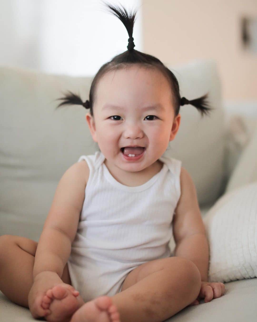 MOMOツインズのインスタグラム：「Hello hello..do you copy? Sending out good vibes from my 3 antennas!  #luke Pretty sure he’ll fit right into Monsters Inc 😆」