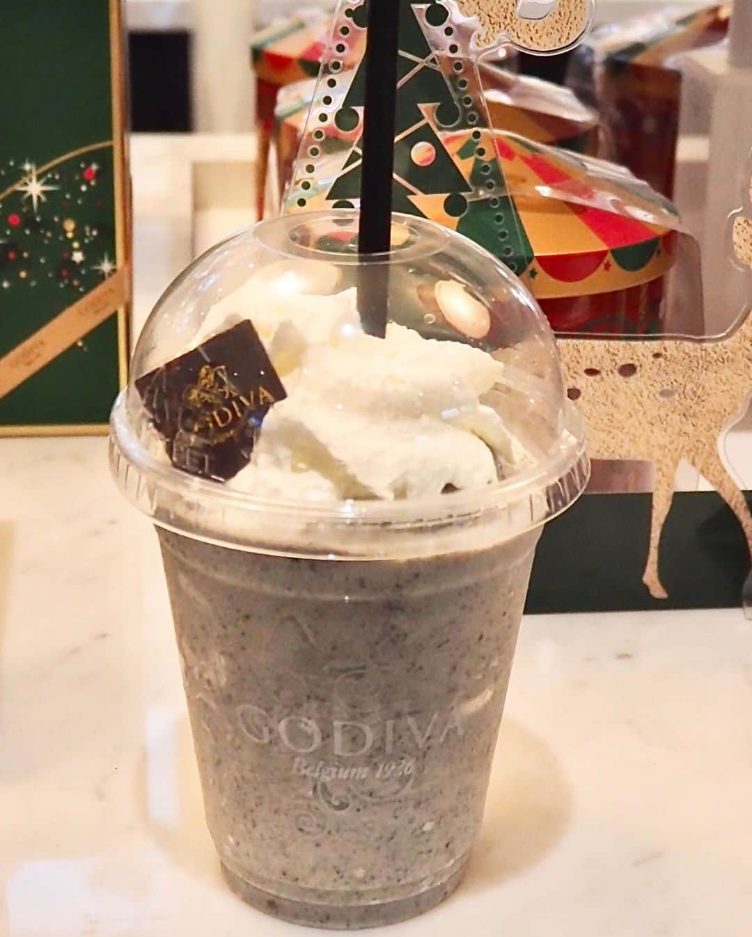 Li Tian の雑貨屋さんのインスタグラム写真 - (Li Tian の雑貨屋Instagram)「Limited edition Black Sesame Shake from @godivasingapore that is running out very soon. Lucky to have caught it just in time as the black sesame soft serve was sold out during my visit. It’s undoubtedly sweet but the black sesame taste is distinct. Definitely something different from the usual chocolate shakes  Fret not if you missed this as there might be more new flavors to come!    • • • #singapore #desserts #igersjp #yummy #love #sgfood #foodporn #igsg #ケーキ  #instafood #gourmet #beautifulcuisines #onthetable #breadstagram #cafe #sgeats #f52grams #bake #sgcakes #sgcafe  #feedfeed #pastry #foodsg #blacksesame #chocolate #godivasg #milkshake」11月24日 12時30分 - dairyandcream