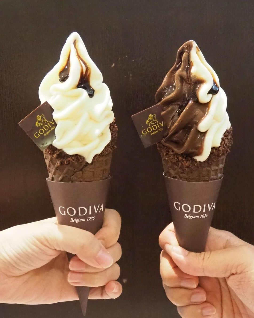 Li Tian の雑貨屋さんのインスタグラム写真 - (Li Tian の雑貨屋Instagram)「Limited edition Black Sesame Shake from @godivasingapore that is running out very soon. Lucky to have caught it just in time as the black sesame soft serve was sold out during my visit. It’s undoubtedly sweet but the black sesame taste is distinct. Definitely something different from the usual chocolate shakes  Fret not if you missed this as there might be more new flavors to come!    • • • #singapore #desserts #igersjp #yummy #love #sgfood #foodporn #igsg #ケーキ  #instafood #gourmet #beautifulcuisines #onthetable #breadstagram #cafe #sgeats #f52grams #bake #sgcakes #sgcafe  #feedfeed #pastry #foodsg #blacksesame #chocolate #godivasg #milkshake」11月24日 12時30分 - dairyandcream