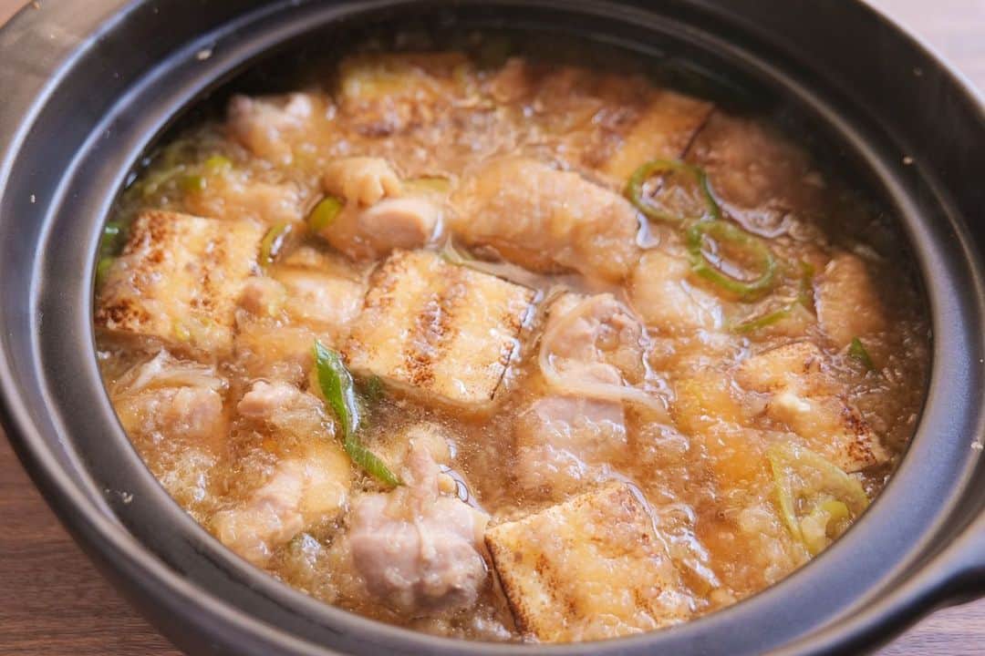 かっちゃんねるさんのインスタグラム写真 - (かっちゃんねるInstagram)「おばあちゃん直伝鍋レシピ👵🍲﻿ ﻿ 「鶏みぞれ鍋」﻿ ﻿ ・鶏もも肉　　　　　　　３００ｇ（１枚）﻿ ・料理酒　　　　　　　　大さじ１﻿ ・塩　　　　　　　　　　小さじ１／４﻿ ﻿ ・大根　　　　　　　　　３００ｇ（１／４本ほど）﻿ ・長ねぎ　　　　　　　　５０ｇ（１／２本ほど）﻿ ・焼き豆腐　　　　　　　１５０ｇ（１パック）﻿ ﻿ ☆水　　　　　　　　　　４００ｍｌ﻿ ☆だしの素　　　　　　　小さじ１﻿ ☆料理酒　　　　　　　　大さじ１﻿ ☆みりん　　　　　　　　大さじ２﻿ ・醤油　　　　　　　　　大さじ２、５﻿ ﻿ ◎鶏肉を食べやすい大きさにぶつ切りしたら、酒と塩をもみ込んで１０分ほど置く。﻿ ﻿ →大根をすりおろし、長ねぎは斜めに包丁をいれて大きめに輪切り、焼き豆腐は６等分程度の食べやすい大きさに切る。（大根の皮もお好みで細切りして使用して下さい）﻿ ﻿ →鍋に大根の皮を敷き詰め、鶏肉と焼き豆腐を均一に並べるたら☆と醤油を大さじ２入れる。﻿ ﻿ →蓋をして火にかけ煮立たせ、煮立ってきたらアクを取って、長ねぎをのせる。﻿ ﻿ →蓋をして弱火〜弱めの中火で５分ほど煮込む。﻿ ﻿ →大根おろしと醤油 大さじ１／２を入れて全体をサッと混ぜ、蓋をして２分ほど加熱して大根おろしを温める。﻿ ﻿ ぷりぷりの鶏肉と、しっかりした食感の焼き豆腐、たっぷりの大根おろしが体の芯から温まるような美味しいレシピです﻿ 😋🍲﻿ ﻿ 冬に祖母の家に遊びに行くと、毎回これが出てきます。（美味しいのでトラウマにはなりませんでした🙋‍♀️（笑））﻿ ﻿ シメにうどんを入れると、とっても美味しいですよ〜👍✨﻿ ﻿ #鶏肉 #鶏もも肉 #🍲 #鍋 #土鍋 #あったか #豆腐 #みぞれ鍋 #料理 #レシピ #簡単レシピ #おうち #おうちごはん #かっちゃんねる #かつ活」11月24日 12時26分 - kattyan1011