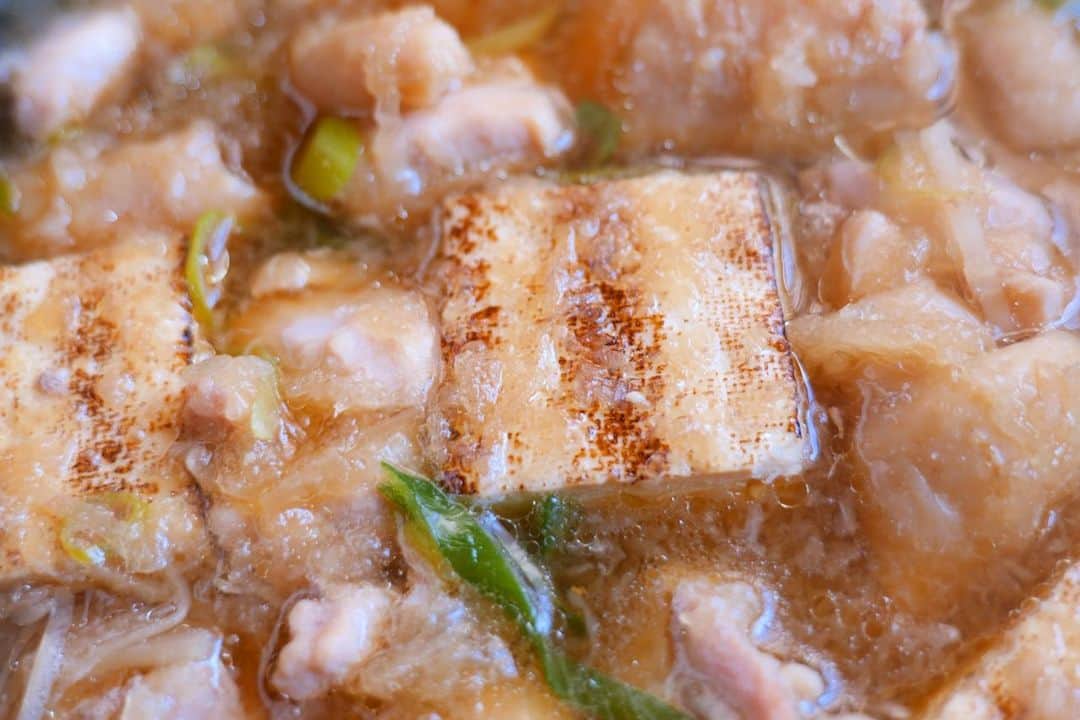 かっちゃんねるさんのインスタグラム写真 - (かっちゃんねるInstagram)「おばあちゃん直伝鍋レシピ👵🍲﻿ ﻿ 「鶏みぞれ鍋」﻿ ﻿ ・鶏もも肉　　　　　　　３００ｇ（１枚）﻿ ・料理酒　　　　　　　　大さじ１﻿ ・塩　　　　　　　　　　小さじ１／４﻿ ﻿ ・大根　　　　　　　　　３００ｇ（１／４本ほど）﻿ ・長ねぎ　　　　　　　　５０ｇ（１／２本ほど）﻿ ・焼き豆腐　　　　　　　１５０ｇ（１パック）﻿ ﻿ ☆水　　　　　　　　　　４００ｍｌ﻿ ☆だしの素　　　　　　　小さじ１﻿ ☆料理酒　　　　　　　　大さじ１﻿ ☆みりん　　　　　　　　大さじ２﻿ ・醤油　　　　　　　　　大さじ２、５﻿ ﻿ ◎鶏肉を食べやすい大きさにぶつ切りしたら、酒と塩をもみ込んで１０分ほど置く。﻿ ﻿ →大根をすりおろし、長ねぎは斜めに包丁をいれて大きめに輪切り、焼き豆腐は６等分程度の食べやすい大きさに切る。（大根の皮もお好みで細切りして使用して下さい）﻿ ﻿ →鍋に大根の皮を敷き詰め、鶏肉と焼き豆腐を均一に並べるたら☆と醤油を大さじ２入れる。﻿ ﻿ →蓋をして火にかけ煮立たせ、煮立ってきたらアクを取って、長ねぎをのせる。﻿ ﻿ →蓋をして弱火〜弱めの中火で５分ほど煮込む。﻿ ﻿ →大根おろしと醤油 大さじ１／２を入れて全体をサッと混ぜ、蓋をして２分ほど加熱して大根おろしを温める。﻿ ﻿ ぷりぷりの鶏肉と、しっかりした食感の焼き豆腐、たっぷりの大根おろしが体の芯から温まるような美味しいレシピです﻿ 😋🍲﻿ ﻿ 冬に祖母の家に遊びに行くと、毎回これが出てきます。（美味しいのでトラウマにはなりませんでした🙋‍♀️（笑））﻿ ﻿ シメにうどんを入れると、とっても美味しいですよ〜👍✨﻿ ﻿ #鶏肉 #鶏もも肉 #🍲 #鍋 #土鍋 #あったか #豆腐 #みぞれ鍋 #料理 #レシピ #簡単レシピ #おうち #おうちごはん #かっちゃんねる #かつ活」11月24日 12時26分 - kattyan1011