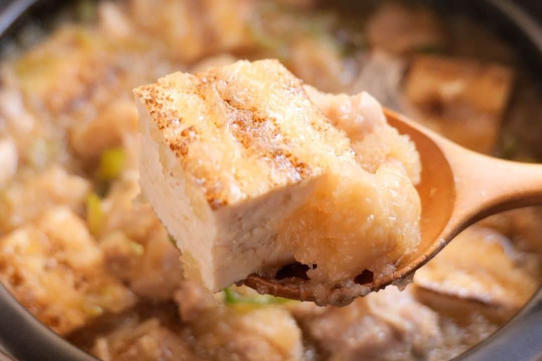 かっちゃんねるさんのインスタグラム写真 - (かっちゃんねるInstagram)「おばあちゃん直伝鍋レシピ👵🍲﻿ ﻿ 「鶏みぞれ鍋」﻿ ﻿ ・鶏もも肉　　　　　　　３００ｇ（１枚）﻿ ・料理酒　　　　　　　　大さじ１﻿ ・塩　　　　　　　　　　小さじ１／４﻿ ﻿ ・大根　　　　　　　　　３００ｇ（１／４本ほど）﻿ ・長ねぎ　　　　　　　　５０ｇ（１／２本ほど）﻿ ・焼き豆腐　　　　　　　１５０ｇ（１パック）﻿ ﻿ ☆水　　　　　　　　　　４００ｍｌ﻿ ☆だしの素　　　　　　　小さじ１﻿ ☆料理酒　　　　　　　　大さじ１﻿ ☆みりん　　　　　　　　大さじ２﻿ ・醤油　　　　　　　　　大さじ２、５﻿ ﻿ ◎鶏肉を食べやすい大きさにぶつ切りしたら、酒と塩をもみ込んで１０分ほど置く。﻿ ﻿ →大根をすりおろし、長ねぎは斜めに包丁をいれて大きめに輪切り、焼き豆腐は６等分程度の食べやすい大きさに切る。（大根の皮もお好みで細切りして使用して下さい）﻿ ﻿ →鍋に大根の皮を敷き詰め、鶏肉と焼き豆腐を均一に並べるたら☆と醤油を大さじ２入れる。﻿ ﻿ →蓋をして火にかけ煮立たせ、煮立ってきたらアクを取って、長ねぎをのせる。﻿ ﻿ →蓋をして弱火〜弱めの中火で５分ほど煮込む。﻿ ﻿ →大根おろしと醤油 大さじ１／２を入れて全体をサッと混ぜ、蓋をして２分ほど加熱して大根おろしを温める。﻿ ﻿ ぷりぷりの鶏肉と、しっかりした食感の焼き豆腐、たっぷりの大根おろしが体の芯から温まるような美味しいレシピです﻿ 😋🍲﻿ ﻿ 冬に祖母の家に遊びに行くと、毎回これが出てきます。（美味しいのでトラウマにはなりませんでした🙋‍♀️（笑））﻿ ﻿ シメにうどんを入れると、とっても美味しいですよ〜👍✨﻿ ﻿ #鶏肉 #鶏もも肉 #🍲 #鍋 #土鍋 #あったか #豆腐 #みぞれ鍋 #料理 #レシピ #簡単レシピ #おうち #おうちごはん #かっちゃんねる #かつ活」11月24日 12時26分 - kattyan1011