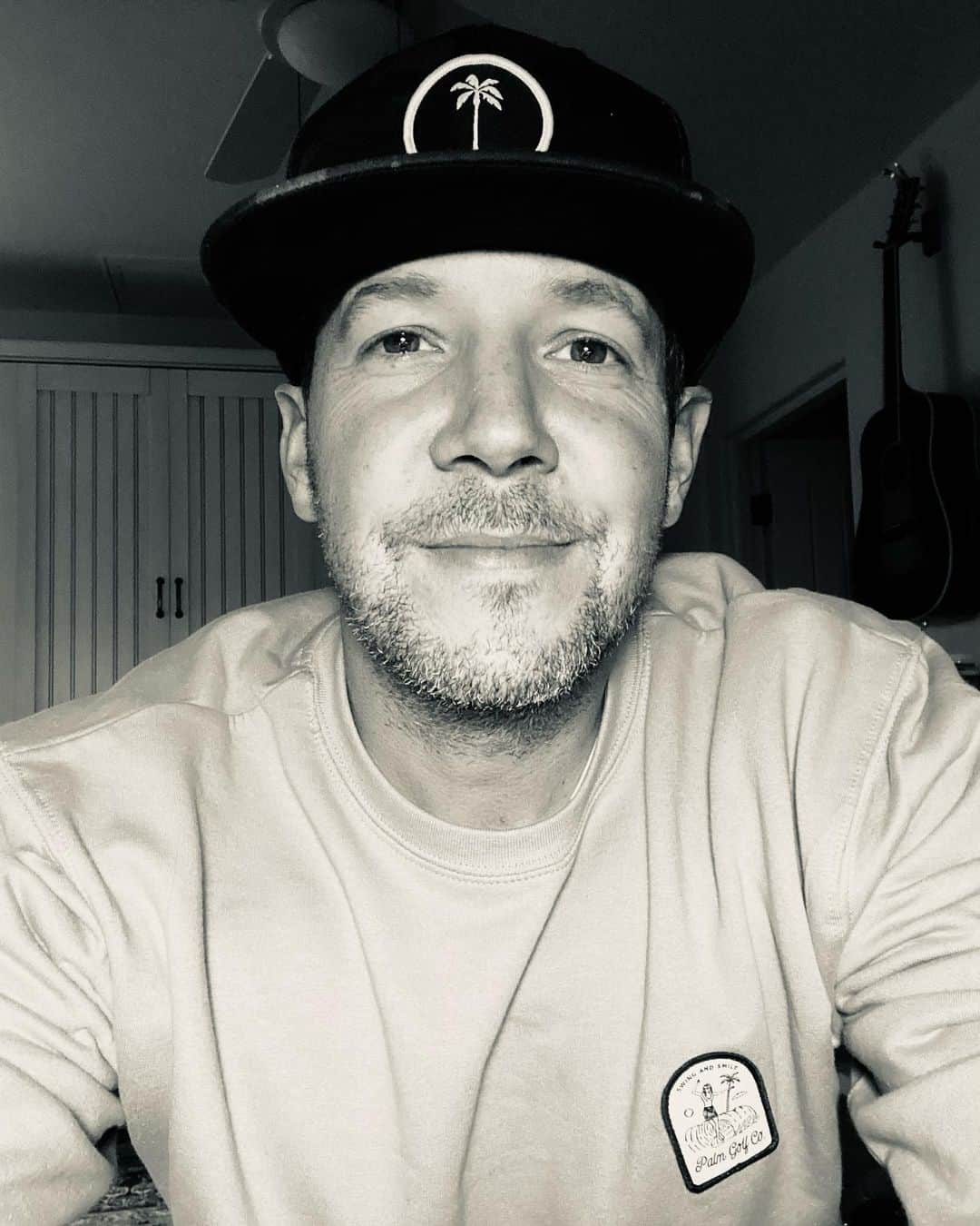 ピエール・ブーヴィエのインスタグラム：「Late night studio selfie because it’s been a while (Yes... 730pm is now considered late night for this old dad) 😆😆😆. Hope you’re all doing well out there!」