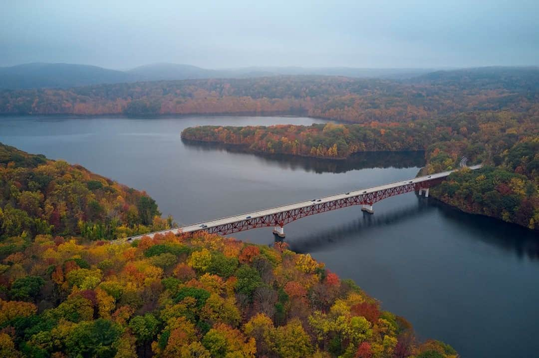 National Geographic Travelさんのインスタグラム写真 - (National Geographic TravelInstagram)「Photo by Matt Borowick @mborowick / It seems that autumn is on its way out, but it has definitely been one of the more vibrant seasons that I can remember in the last few years. Or perhaps I just appreciate autumn more this year because of the pandemic and being stuck inside more than normal. Seeing scenes like this with so much color makes me want to explore Westchester, New York, much more than I have already. Being so close to New York City, it is incredibly easy to escape the grind for a day to experience nature at its fullest.  Follow @mborowick for more pictures like this. #nature #westchester #adventure #wilderness #newyork」11月24日 12時35分 - natgeotravel