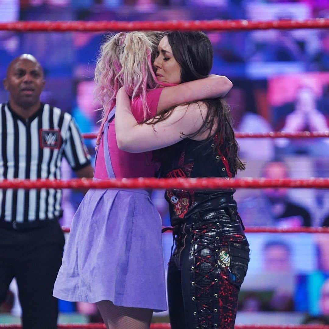 WWEさんのインスタグラム写真 - (WWEInstagram)「Was @nikkicrosswwe able to break through to @alexa_bliss_wwe_ or was it all just a game? #WWERaw」11月24日 12時36分 - wwe