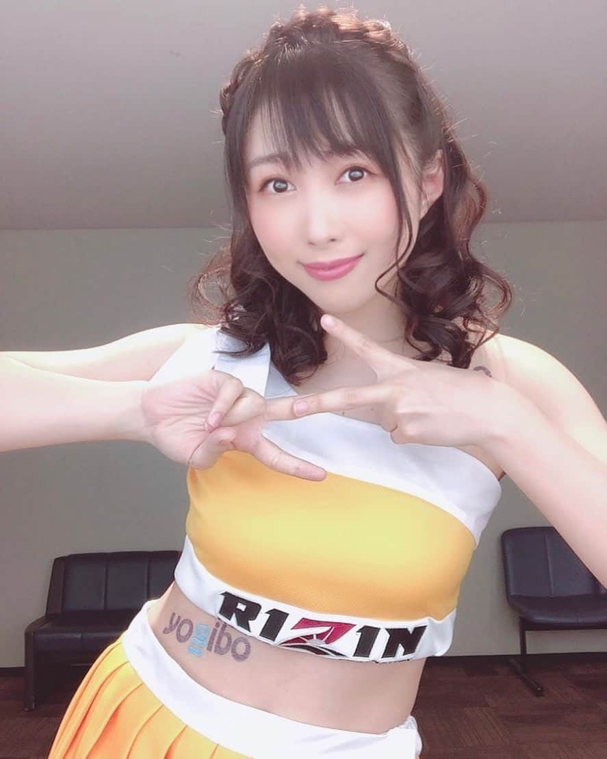 佐々木晴花さんのインスタグラム写真 - (佐々木晴花Instagram)「Yogibo presents #RIZIN25 ✨  まだ余韻が冷めません😳  魂を感じる熱い戦い、命をかけて戦う姿に、今回もどれだけ感動し勇気をいただいたか…😭✨ 煽りVや入場もかっこよくて、ラウンド待機中も正直感情抑えきれてませんでした私😵💦うるうる😭💦  ✨生で観るRIZINは格別です🔥！✨  選手の皆様の今後にも注目しながら、これからも応援させていただきたいと思います📣😳‼️  改めてRIZIN…、戦う選手の皆様…、 【最高にカッコイイです🔥】 ※…カッコイイでは言い表せない！これよりもっと最上級のカッコイイを意味する言葉ないだろうか😭💭  次は2020年最後の大会、大晦日にさいたまスーパーアリーナで開催される、#RIZIN26 です🔥  盛り上がっていきましょ～う💃✨  ＊ ＊ ＊ 💎心変わりの相手は私にしてみない？💎 ＊ インスタ・Twitter・TikTok・SHOWROOM・LINE LIVEは佐々木晴花で検索🔍 フォローお待ちしております🌷 ＊ 🟥YouTubeもアップ中🟥 #チャンネル登録お願いします ＊ 佐々木晴花で検索🤓又はプロフィール欄から✈️ ＊ ◾️お問い合わせ✉️ セントラル株式会社所属 ＊ ○お仕事のご依頼 ⇨ work@centralltd.co.jp ＊ ○ファンレターやプレゼント🎁💌 ⇨ 〒151-0051 東京都渋谷区千駄ヶ谷2-33-8 YKビル2F・3F セントラル株式会社 佐々木晴花 宛 ＊ ・ ～～自己紹介～～ ・ 佐々木晴花  8月31日🎂O型おとめ座✰*。 はるはるって呼ばれています🌻  好きなものは、RIZIN・YouTube・釣り・アイドル・音楽・映画・グルメ(特にビール・お肉・ラーメン・スイーツ)・美容など💭✨  3歳の頃からモダンダンス・ガールズ・ヒップホップ・ジャズなど様々なダンスを学び、モダンダンスコンクールに出場したり、ミュージカルにも出演していました。 また、数々のアーティストさんのバックダンサーや振付もやらせていただき、遠藤ジェネレーションのメンバーとして活動したり、ダンスボーカルユニットのリーダーとして6年間活動していました。 現在は、#ラーメン屋 と #受付嬢 しながら #RIZINガール2020 #女優 #ダンス講師 👯‍♀️#グラビア#グラドル 👙🏖 など幅広く活動し、学んできた表現力を武器に夢に向かって全力疾走中🏃🏻‍♀️ これからも諦めずに続けて、沢山の方に知っていただき、身近に感じてもらえるような愛される人になりたい🌻✨ そして好きなお仕事をして、自分自身もHappyになりながら、癒しや元気を少しでも届けたいなと思っています🌈😊  皆様、改めてよろしくお願い致します🙇‍♀️✨ ＊ ＊ #マシュマロボディ#ムチムチボディ#セクシー  #脚フェチ#美脚モデル#美脚 #タイツ#ストッキング#ストッキングフェチ #インスタグラビア#グラビアアイドル #グラドル自画撮り部#グラビア撮影 #ラウンドガール#RIZIN #RIZINガール #japanesegirl #instagood」11月24日 12時43分 - haru2n.run