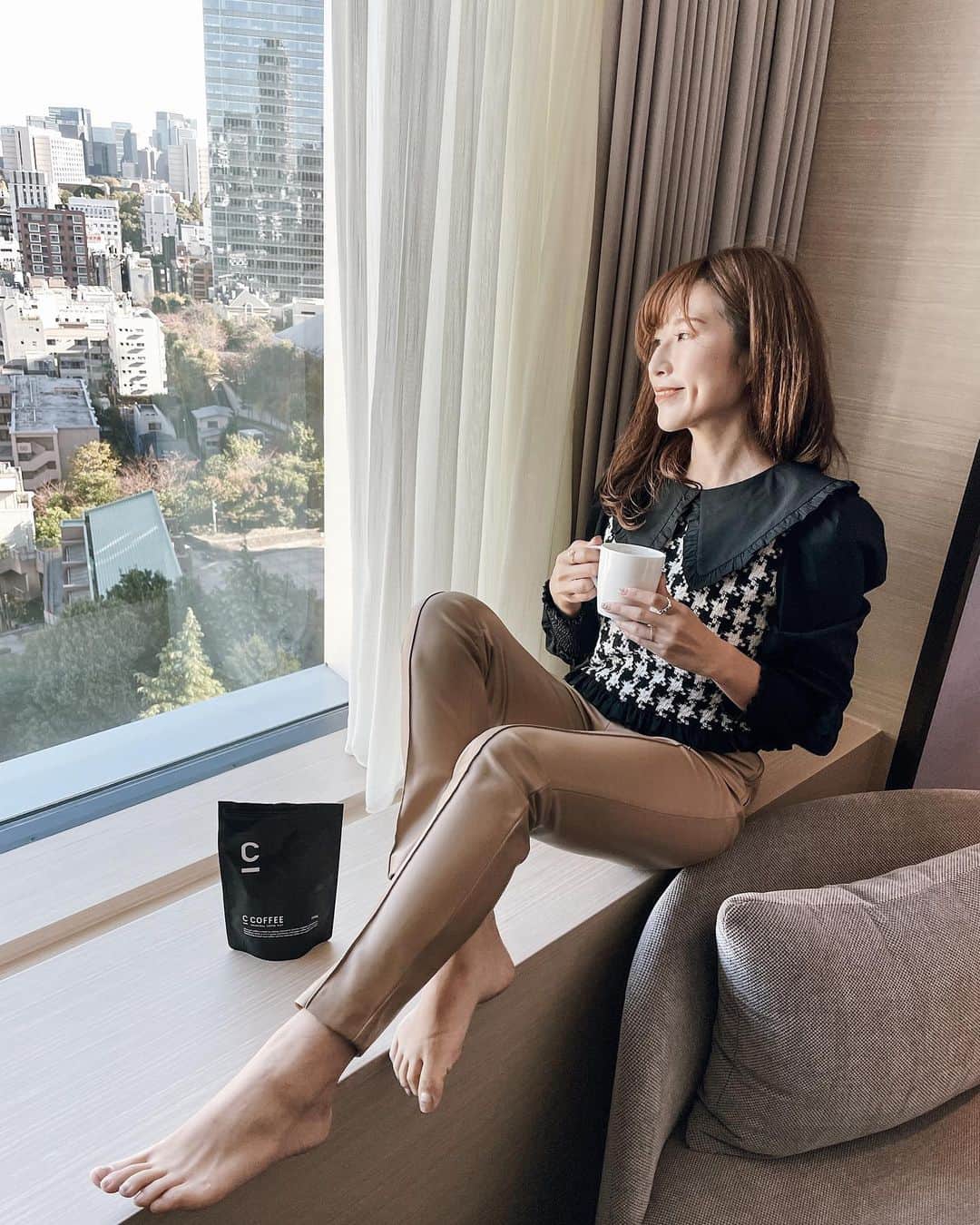 のインスタグラム：「𝑚𝑜𝑟𝑛𝑖𝑛𝑔 𝑐𝑜𝑓𝑓𝑒𝑒.  お泊まりにも持っていった @c_coffee_official の Cコーヒー。  チャコールクレンズはもう私になくてはならない習慣なので、 毎朝飲んでます☺️✨  ブラジル産コーヒーパウダーに 国産の赤松炭・竹炭、美容とMCTオイルまでブレンドされて、健康にも良き🖤  腸内環境は お肌や健康、ダイエットにも影響してくるので、 美味しく習慣にできてることは とっても体が喜んでる気がします🖤  #チャコール#炭 #ダイエット #モーニングルーティン #コーヒーのある暮らし #コーヒータイム #コーヒー好きな人と繋がりたい #朝活 #朝活女子部 #朝活カフェ #mctオイル #オイル美容 #morningcoffee #morningroutine  #C_COFFEE#Cコーヒー#チャコールクレンズ#チャコールコーヒー#コロナ太り#PR#漆黒 #漆黒担 #漆黒ティアラ」
