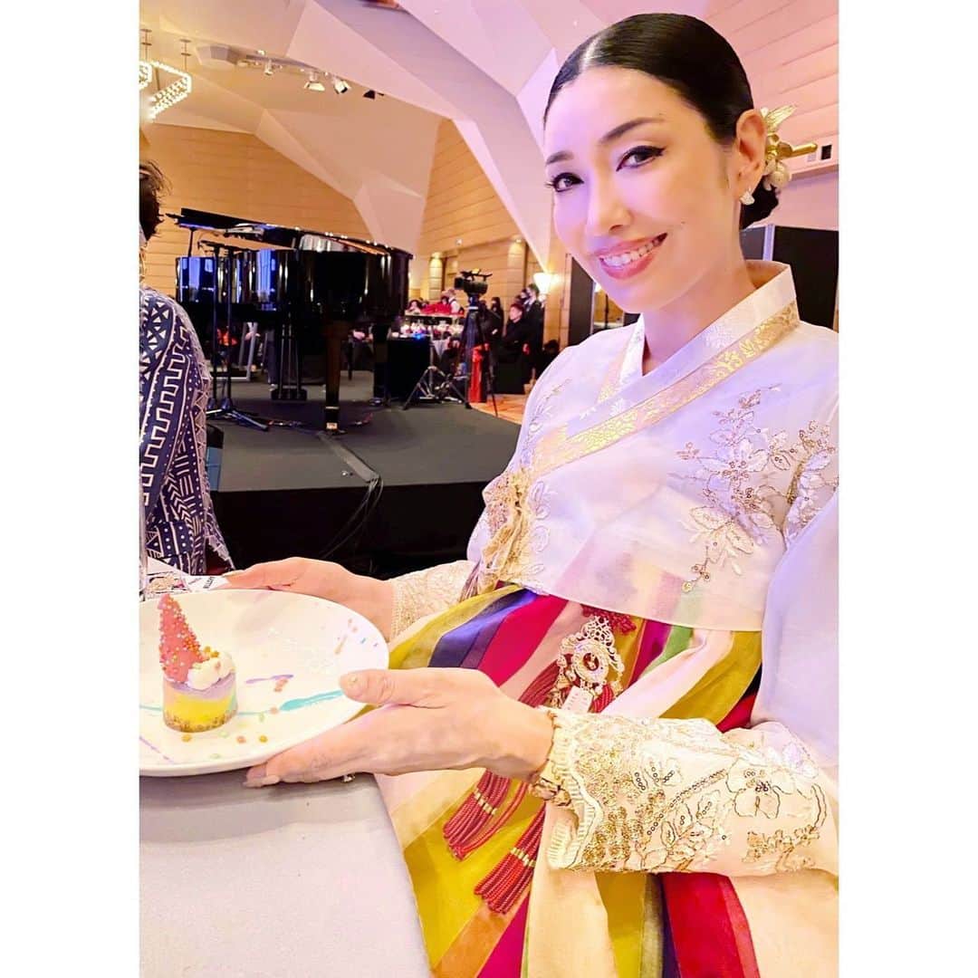 のインスタグラム：「世界が平和に幸せに向かうには🕊、人の心の垣根をなくしていくこと。 その一歩となる、レスリーとジョシュアの結婚式に、心からの祝福を㊗️  そんな写真家レスリー・キー&ジョシュア・オグの愛あふれるアーティスティックな結婚式💒は  配信チケットを購入🎫すれば、11/29(日)23:59まで視聴可能です❣️収益は児童施設のアートプロジェクトに寄付されます💌  そしてお問い合わせ頂いた【We are the love】のマスクは、12/6（日）まで渋谷マルイ6階で開催中の【命の大切さ生きる美しさ】を伝える写真展【We are the love PHOTO EXHIBITION by LESLIE KEE】にて、特典付き入場券を購入しますと、このオリジナルマスクが付いて来ます😷💕  人種、性別、国籍、全てを乗り越えた愛に満ちたプロジェクトです。 　 ✨  #私はこの活動に敬意を表しセットンチョゴリという七色のチマチョゴリを着て🌈 #本当は独身か自分の結婚式の時にしか着れないセットンですが今回は特別に！ #結婚している証は頭に差したピヌで表現！ #小錦さんと奥様のチエさんのお祝いにご一緒させて頂き下手でしたがフラダンスを！ #旦那様も七色のペンキが彩られた蝶ネクタイをして🦋🌈 #今日はCBCチャントに15時49分から19時まで出演です📺 @sarang.bridal @joshuavincentogg @lesliekeesuper @joshualeslieoggkee @theodoremillertokyo」