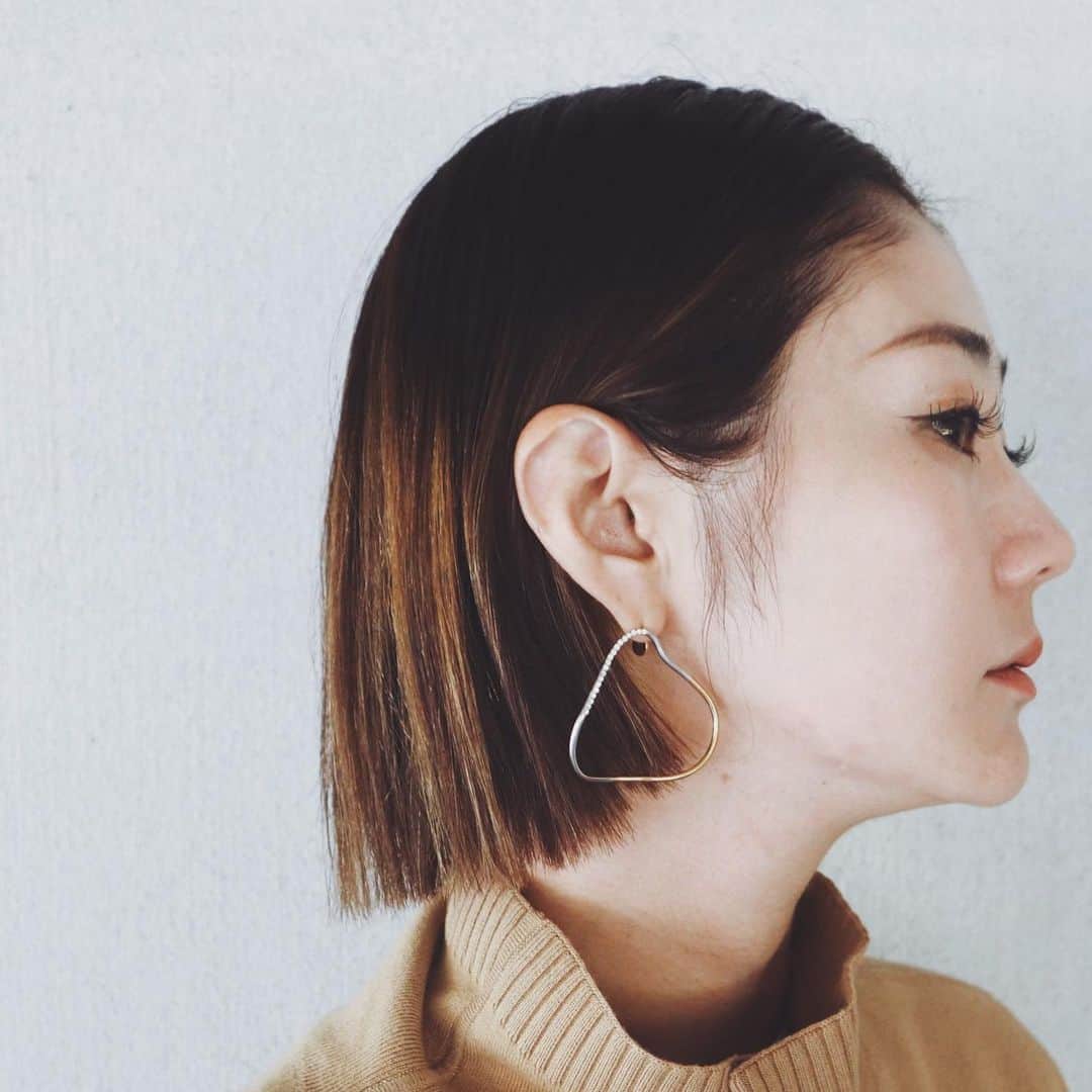 ジュジュのインスタグラム：「お待たせ致しました🙏 . bi-colorのpierce(earring) . 明日、pm9:00入荷致します🤍 . 入荷が少し遅れていまして、大変お待たせ致しました。 . 是非素敵なヒトシナ♡ . チェックしてくださいね♫ .  #AkariH#accessory#costumeaccessory#fashion#アクセサリー#アクセ#大振りアクセサリー#jewelry#ジュエリー#pierce#earring#ring#bracelet akarih#akarihchic#アカリ#アカリチック#Akarih#アカリ #2020AW#AWcollection#www.akari-h.jp#hrkフク」