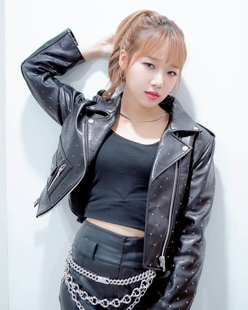 チェ・ユジョンのインスタグラム：「201119 YOOJUNG - Weki Meki 2nd Week Waiting Room Behind  #유정 🌻  #위키미키 #WEKIMEKI #CHOIYOOJUNG #최유정 #YOOJUNG」