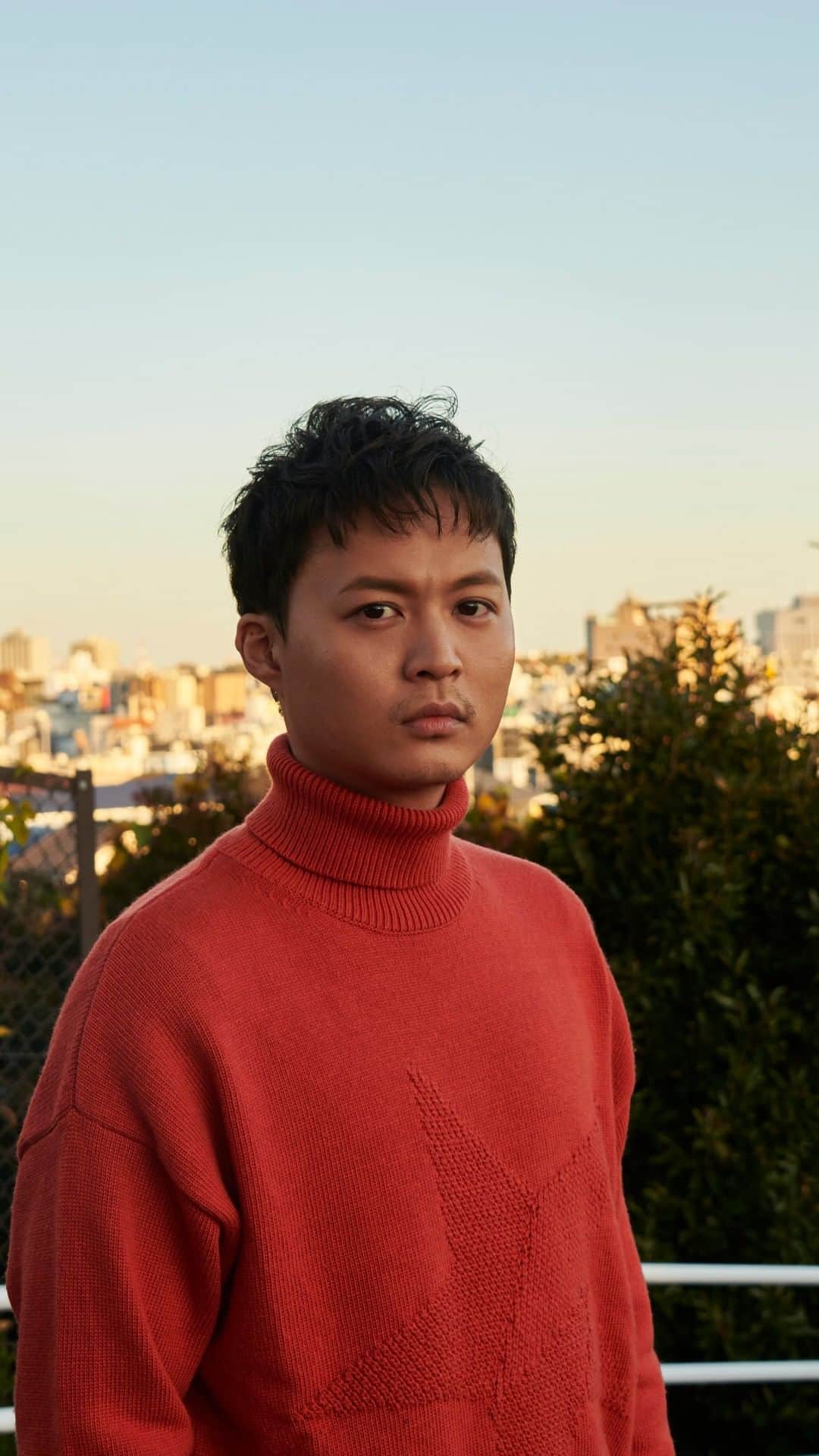 花田優一のインスタグラム：「最新アルバム『みなさん どうぞ』に収録された、『タワー』のミュージックビデオを大橋仁×花田優一第２弾映像作品として制作。その中で、夕陽を背に撮影した際、スタッフが納めたメイキング映像を編集した。  - 2021年1月8日 発売＆配信リリース - アーティスト: 花田優一 - タイトル : 『タワー』 - アルバムタイトル : 『みなさん どうぞ』  [歌詞]  あの日の　僕の　思い通りに 起きたことなど　なかった 夜中に ふいに 隣に探す 幼く　弱気に 隠す　心の奥底で 今より　強くもなれるのさ  遠く　消えゆく今 先も　僕は　前を見るかな それじゃ　またねって手を振りながら　別れたのに 空が　滲んでる  星空　探して　歩く　街並み いつも　行き場をなくして 坂道　ポツンと　照らす足元 埋もれた　不安と ほんの　ちっぽけな自信を 誰にも　見つからないように  遠く　消えゆく今 先も　僕は　前を見るかな それじゃ　またねって手を振りながら　別れたのに 夜が　滲んでる  遠く　消えゆく今 先も　僕は　前を見るかな それじゃ　またねって手を振りながら　別れたのに 空が　滲んでる 君が　消えていく 僕が　滲んでる  Follow 花田優一: Official HP - https://www.yuichi-hanada.co.jp Instagram - https://www.instagram.com/yuichihanada_official/ iTunes - https://music.apple.com/jp/album/%E7%B4%94%E9%9D%92-single/1532005610 Spotify - https://open.spotify.com/album/03WOQGPUnEiuUWeqOUP2WI  Follow GREEN-PEACE Records: Official HP - http://green-peace.group/ Instagram - https://www.instagram.com/green_peace_records/  MUSIC - Music - Marchin /  Osamu Nishimoto /  Yuichi Hanada - Word - Yuichi Hanada - Arrangement - Marchin /  Mika Kawasaki - Drum - Kazunari Yano - Piano - Daichi Kanno  - Violin - Dan Nakanishi - Cello - Sayuri Nagano - Oboe -  Mayu Wakaki  MV - Executive Producers - Jin Ohashi / Yuichi Hanada - Director / Photographer - Jin Ohashi - Assistant of Director- Hiroto Ito - Hair and Makeup - Daisuke Chiba / Yoshimi Watanabe - Stylist - Yuichi Hanada  - Production Company - GREEN-PEACE Records - Production Supervisor - YURI - Production Assistant - Kanae Sawamura - Assistant of Graphic Design - Daiki Kitajima」