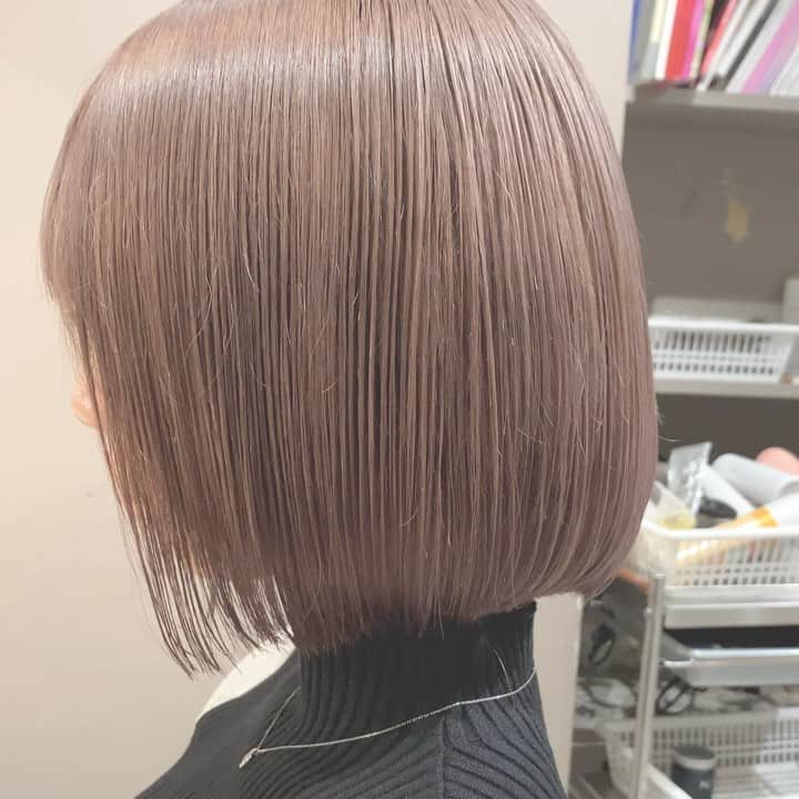 Beleza_official_instagramのインスタグラム：「ハイミルクティーベージュ😊 . ハイブリーチで作ってます✌︎ .  ブリーチは誰に任せるかで仕上がりが全く違います。 .  絶対に失敗したくない方は是非指名予約をおすすめします！！ . 僕だけのオリジナルレシピとマル秘テクニックで艶々サラサラハイトーンにします！！」
