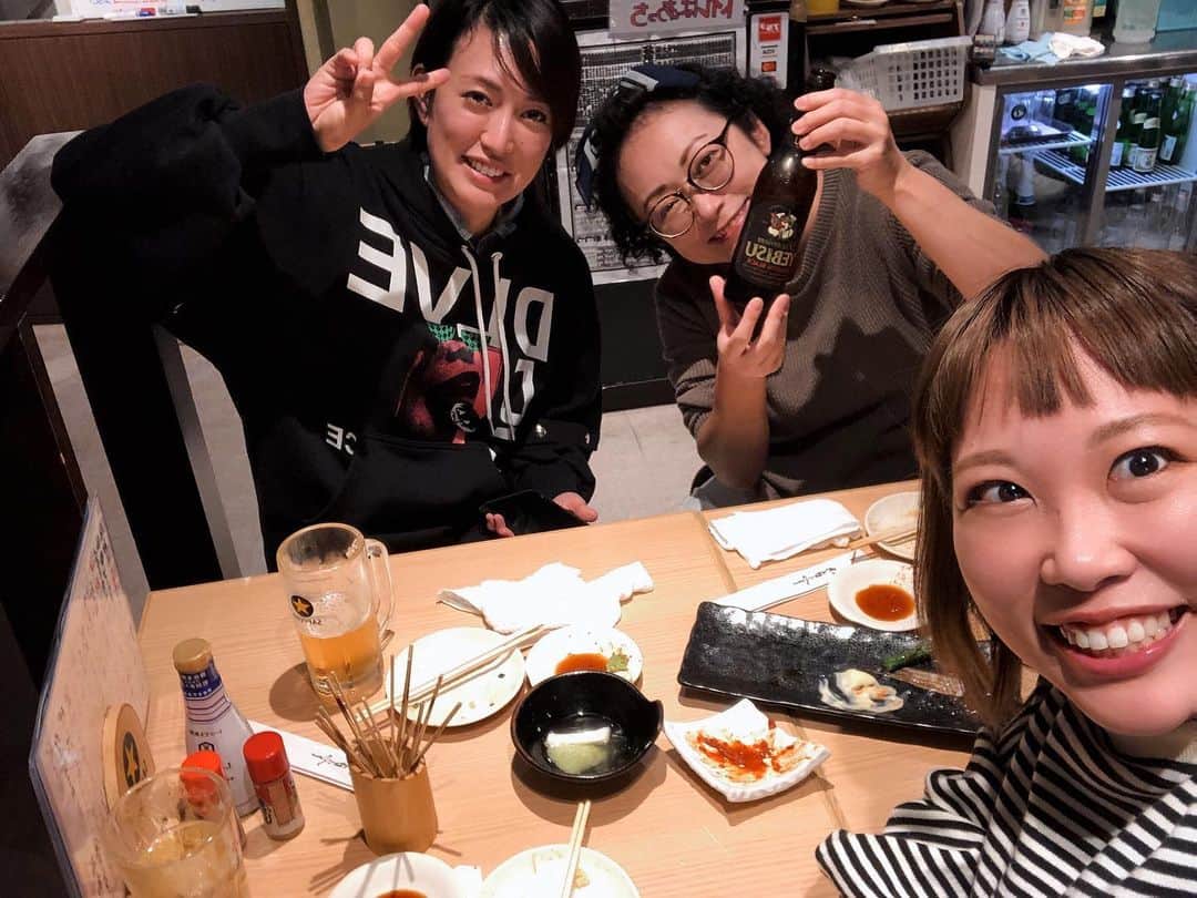 佐々木海のインスタグラム：「畑ちゃんとめちゃくちゃ久しぶりに鈴木のなっちゃんと飲みました〜🍻 嬉しいなー楽しいなー😚 離婚してからお酒のお誘いが増えました😅 元夫は自由に飲み行っていいよって人だったので変わりないんやけど何でやろ🤔 楽しすぎて相当飲んだみたいで動画の記憶もなければ、帰りに転けて左半身青タンだらけやし、胃が裏返って出てくるんじゃないかと思うくらい吐きまくりました🤮 情けない😰」