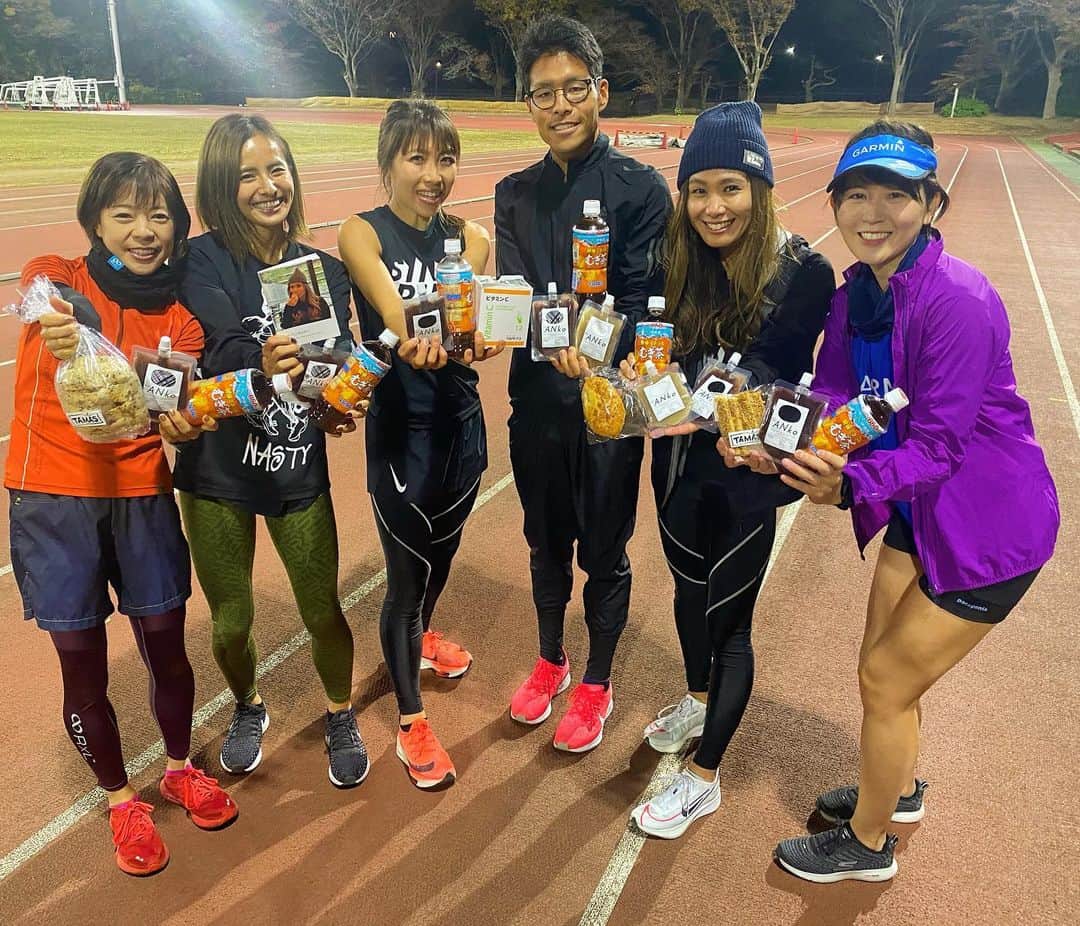 佐野千晃のインスタグラム：「先日の織田フィールド貸切イベント！！﻿ ﻿ シンガーソングランナーのSUIさん主催の豪華ゲスト(自分で言う)みんなでトラック10000m！！！﻿ ﻿ 私は5'30のペーサーをやらせていただきましたが、本当に皆さん良い人ばかりで逆にありがとうございました！！笑﻿ ﻿ ラスト一周は謎にアドレナリンが出て73秒でした！笑﻿ ﻿ 一緒に走れて写真撮れて話せて楽しすぎました🤤﻿ ﻿ また別のイベントですがゲストで28日も走るのでよろしくお願いいたします🥺﻿ ﻿ いつかは自分でイベント、、、、、やってみたい気持ちになりました！！！！！﻿ ﻿ 皆さんお疲れ様でした！！！！﻿ ﻿ ps皆さんがアロハ🤙してくれてとてつもなく嬉しいです🌺﻿ ﻿ #run #running #marathon #フルマラソン #マラソン #マラソン女子 #人生自由自在 #走る女子 #ファッション #ウェア #楽しく走る #ランニング #ジョギング #織田 #織田フィールド #SUIラン東京の陣﻿ #大好きな #チャレンジャー ﻿」
