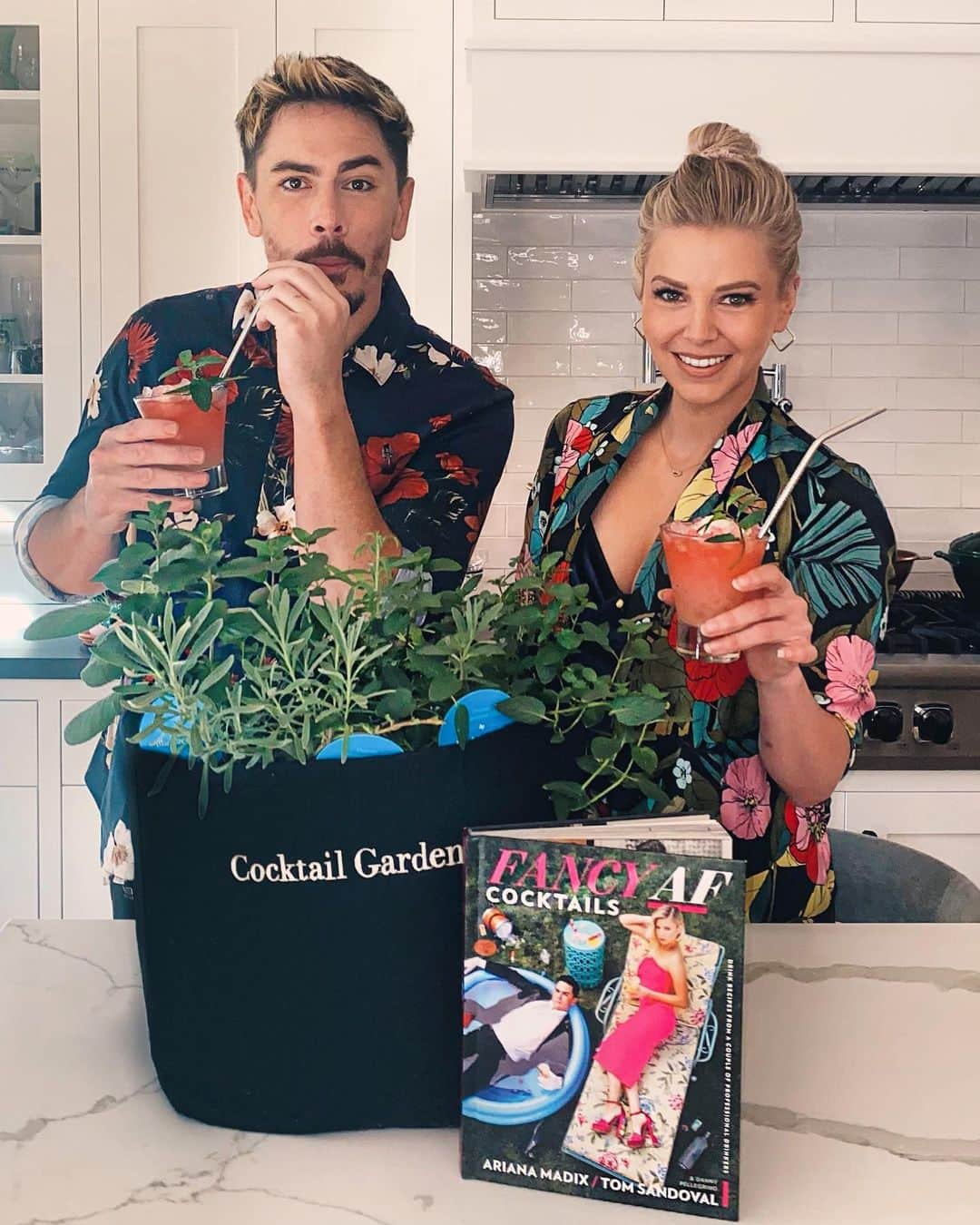 アリアナ・マディックスのインスタグラム：「A FANCY AF GIVEAWAY 🌱🍸 ! Congratulations to  @nicolexcampbell_ on your win!!! 🌱🍸 I learned about @Gardenuity in September, and once I saw their Cocktail Garden, I knew @tomsandoval1 and I had to have it! It has been so fun to experiment with new herbs and simple syrups in our cocktails while we've been spending more time at home. I'm also proud to say that after two months, our garden is still THRIVING 🌿☀️  —  @tomsandoval1 and I can’t believe we’re coming up on the one year anniversary of #FancyAfCocktails  and we can’t think of a better way to celebrate this milestone than with the Fancy AF Cocktail Garden Collection! We'll be Growing for Good because $5 from every purchased garden will be donated to the James Beard Open For Good Foundation to help support restaurants during the COVID-19 Pandemic. You can purchase the Fancy AF Garden Collection via the link in my bio. —  @tomsandoval1 and I will also be going LIVE on Instagram on Thursday, December 3 at 5 PM PST with the @Gardenuity team! We’ll be mixing some of our favorite #fancyafcocktails with fresh herbs and even introducing a new one. We’re so excited and want to make sure you all join us with your new Fancy AF Cocktail Gardens! We're kicking off this fabulous partnership with a Fancy AF Cocktail Garden Giveaway - one lucky winner will receive the complete bundle!  —  Here’s how to enter -  1. Follow me @ariana252525, @tomsandoval1, and @Gardenuity  2. Like + tag three friends on this post who you want to have a #fancyafcocktail with  3. BONUS ENTRY - share the giveaway to your story and tag @Gardenuity!  —  Winner will be picked on 11/28! Good luck!  —  *The giveaway is open only to residents of the Continental US aged 21 years or older. Void where prohibited by law. No purchase necessary to participate. The entry period begins at 8pm PST ON 11/23 and ends at 9PM PST TIME on 11/28.  Winner chosen and contacted within 24 hours of the giveaway end.」