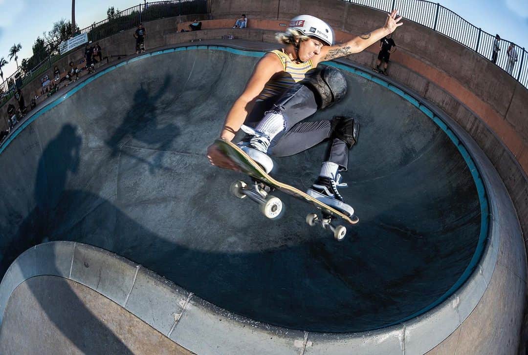 ジョーディン・バラットのインスタグラム：「tail grab over the hip a few weeks ago in my favorite bowl! thanks for the shot @daveswift01 🤘🏼20-50% off @protec gear, go get yours!!!」