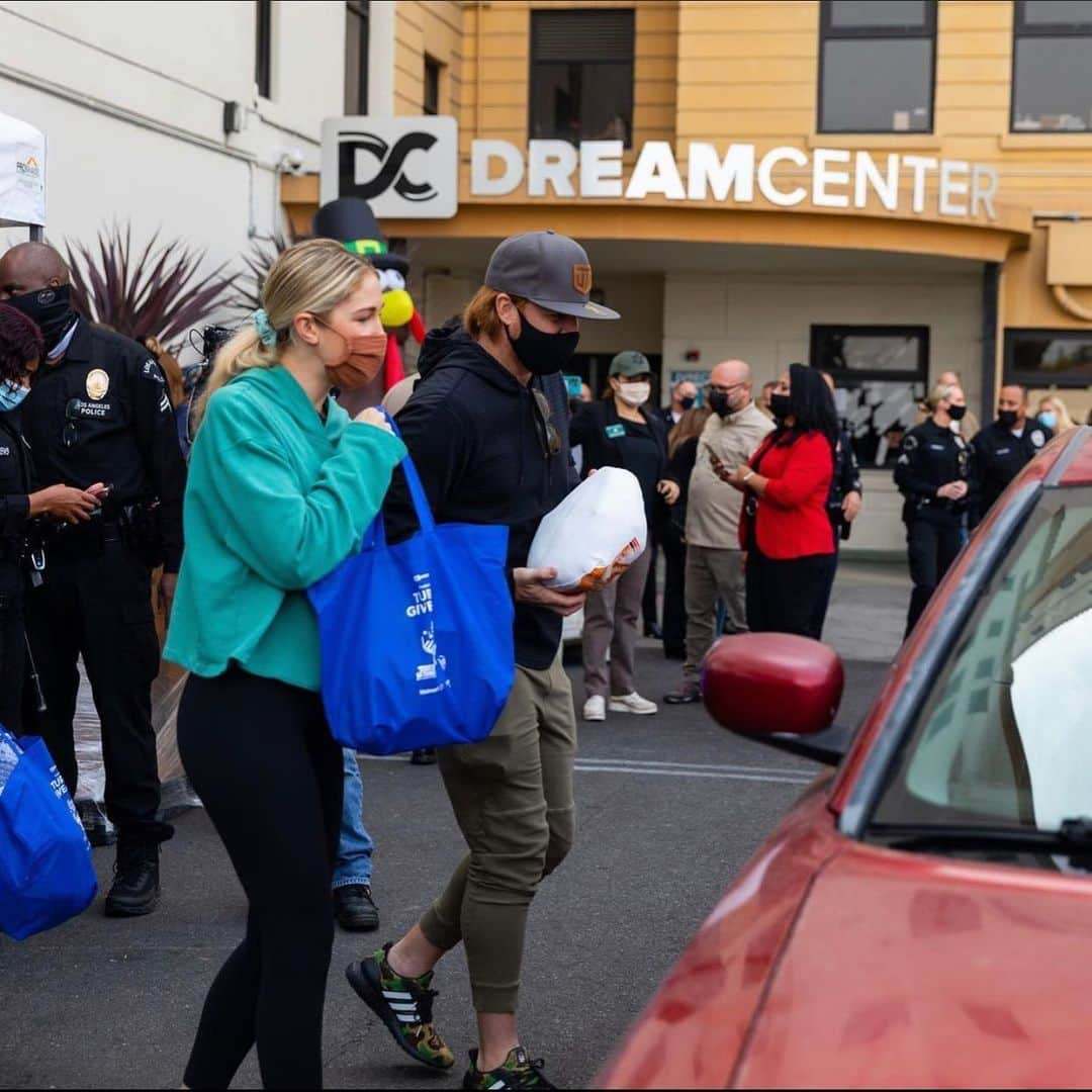 ジャスティン・ターナーさんのインスタグラム写真 - (ジャスティン・ターナーInstagram)「Needed a forklift to bring in the 1,500 🦃 to the @ladreamcenter!  Had an outstanding crew making sure families in need had their Thanksgiving bird!!!」11月24日 13時02分 - redturn2