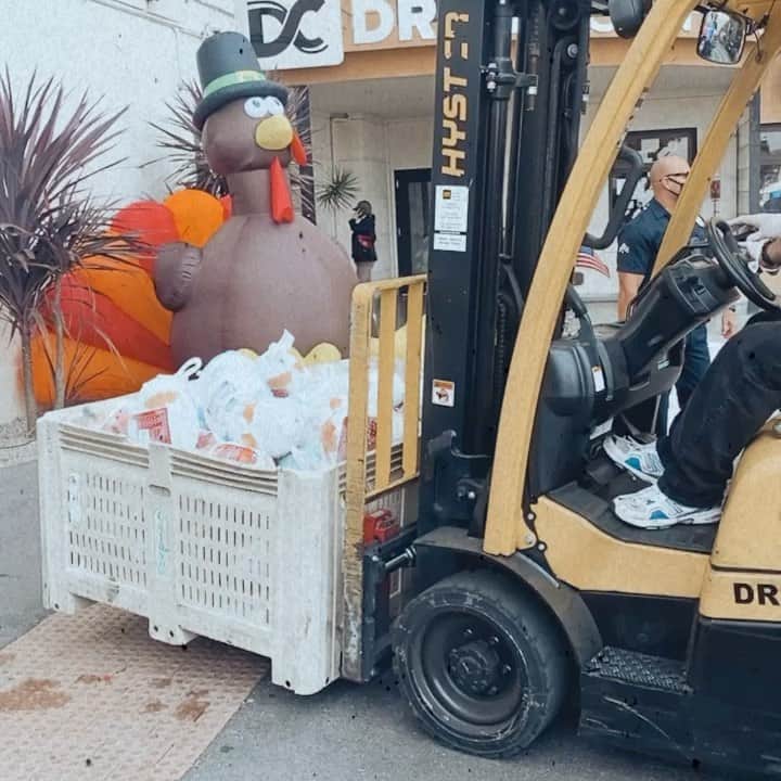 ジャスティン・ターナーのインスタグラム：「Needed a forklift to bring in the 1,500 🦃 to the @ladreamcenter!  Had an outstanding crew making sure families in need had their Thanksgiving bird!!!」