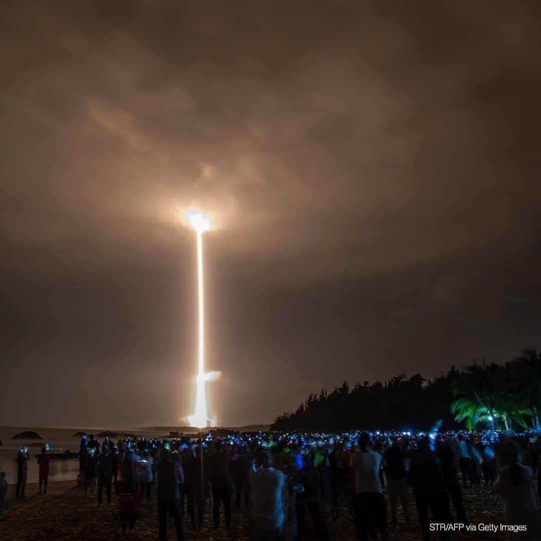 ABC Newsさんのインスタグラム写真 - (ABC NewsInstagram)「A Long March 5 rocket carrying China's Chang'e-5 lunar probe launches from the Wenchang Space Center on China's southern Hainan Island on November 24, 2020. The craft is on a mission to bring back lunar rocks, the first such attempt by any nation to retrieve samples from the moon in four decades. #space #china #moonmission」11月24日 18時30分 - abcnews