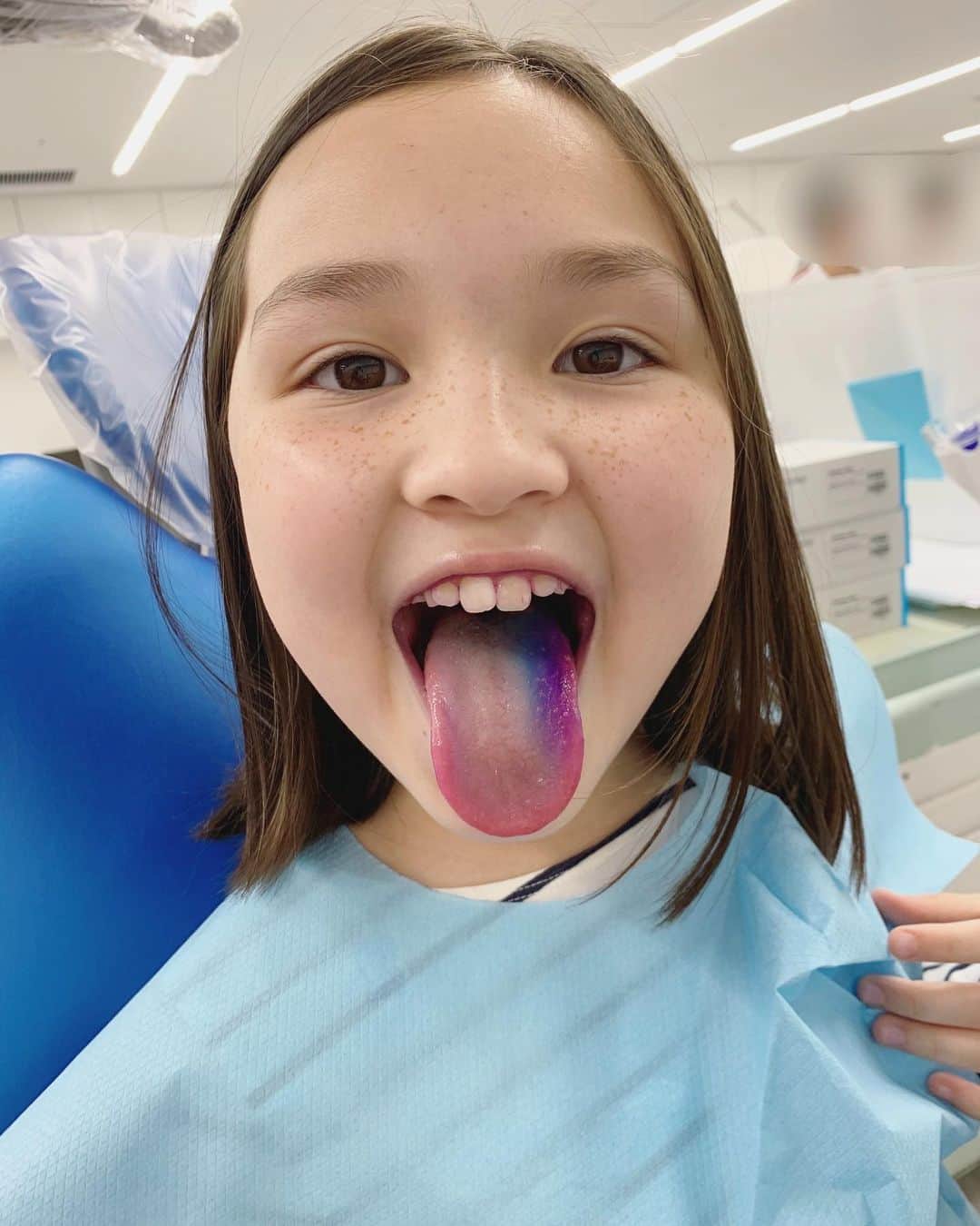 バイリンガル3兄妹さんのインスタグラム写真 - (バイリンガル3兄妹Instagram)「歯医者さんにて 磨き忘れがピンクになるあのお薬。  「マミーみて！tongue(ベロ)がgalaxy(銀河色)!!」  歯医者で聞ける会話で最もロマンティックだと思う😂  #私のベロはギャラクシー」11月24日 18時34分 - yucgram