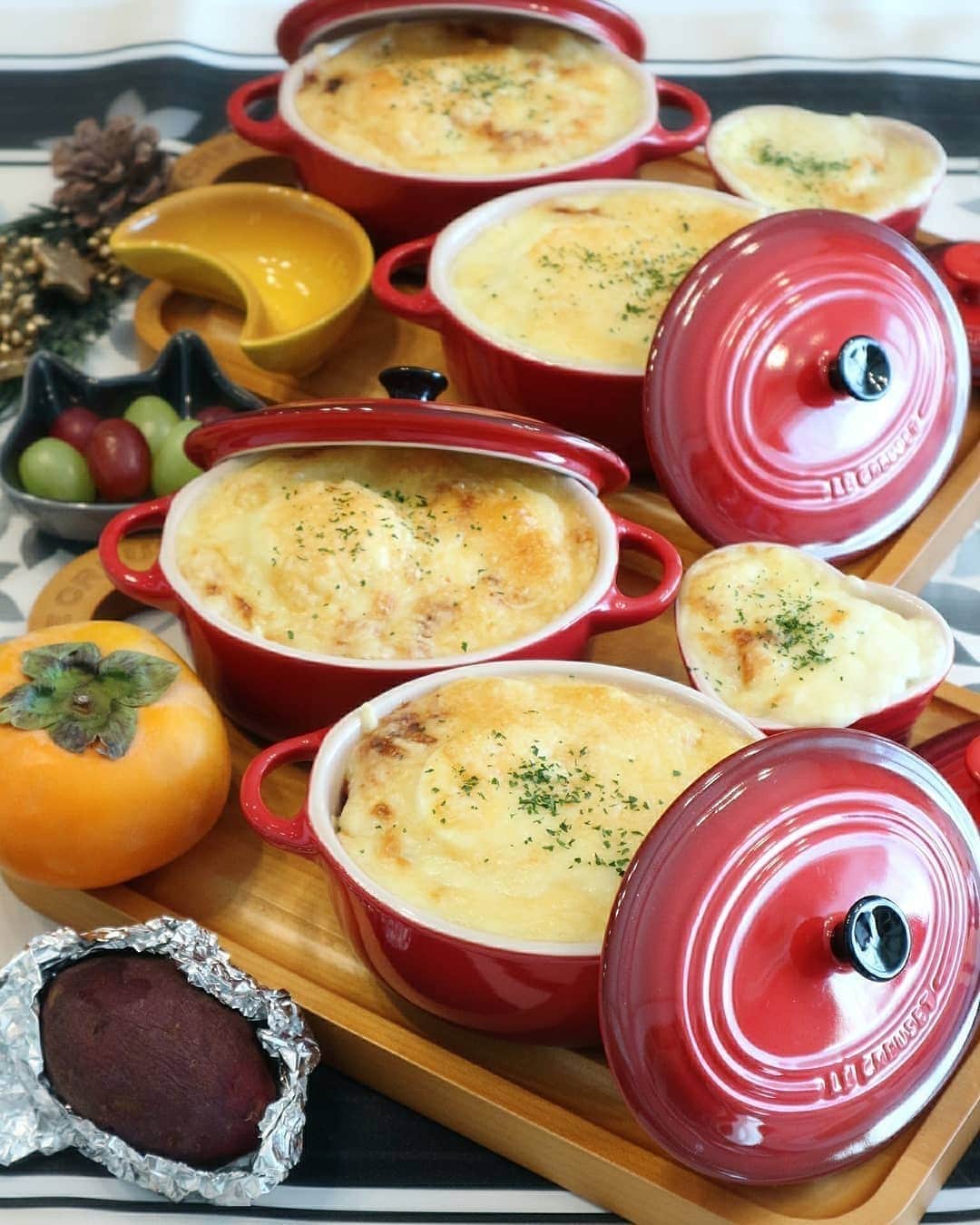 Le Creuset Japon　ル・クルーゼ ジャポンさんのインスタグラム写真 - (Le Creuset Japon　ル・クルーゼ ジャポンInstagram)「たっぷりのベーコンとチーズのマカロニグラタン。 寒い季節に食べたくなるグラタンは、あつあつで体の芯まで温めてくれます。手掛けた @0.0ray0.0 さんは、柿や焼き芋、旬の食材も合わせて添えて、素敵なテーブルコーディネートに仕上げています！  #ルクルーゼ #lecreuset #ルクルーゼのある食卓 #クッキングラム #cookingram #キッチングラム #食卓 #ルクルーゼごはん #手料理グラム #食卓グラム #豊かな食卓 #グラタン #ホワイトソース #朝ごはん #手作りホワイトソース #柿 #ぶどう #焼きいも #やきいも #おうちごはん #おうちカフェ #手作りごはん #手料理 #クッキングラム #料理好きな人と繋がりたい」11月24日 18時34分 - lecreusetjapon